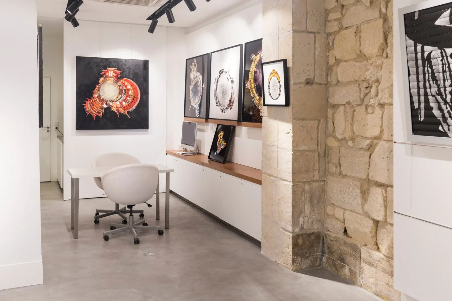 Place Des Vosges Pop-Up Gallery in Paris Marais — 2