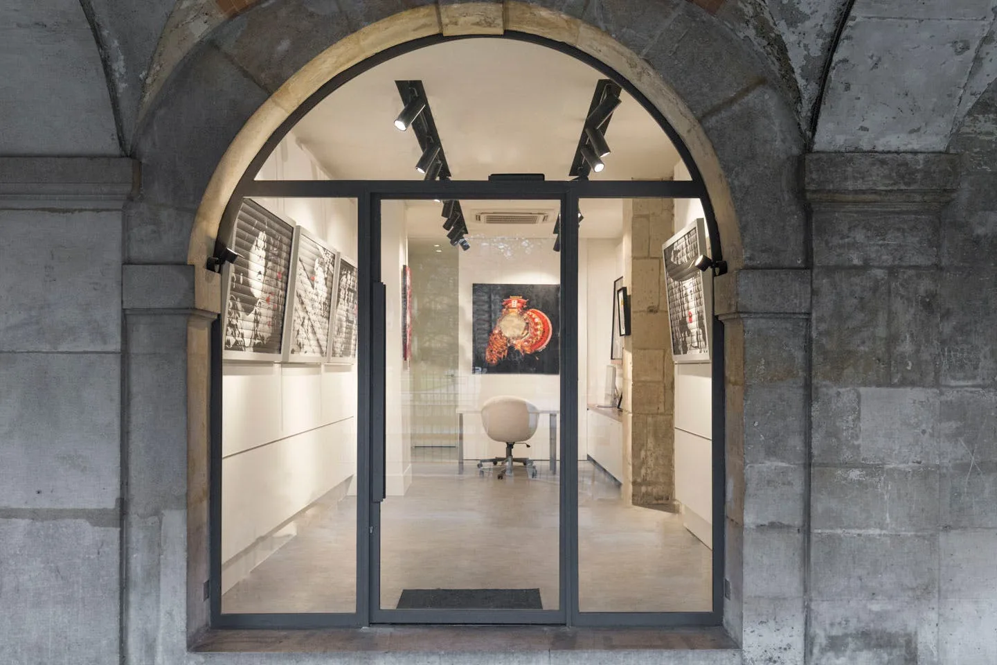 Place Des Vosges Pop-Up Gallery in Paris Marais — 3