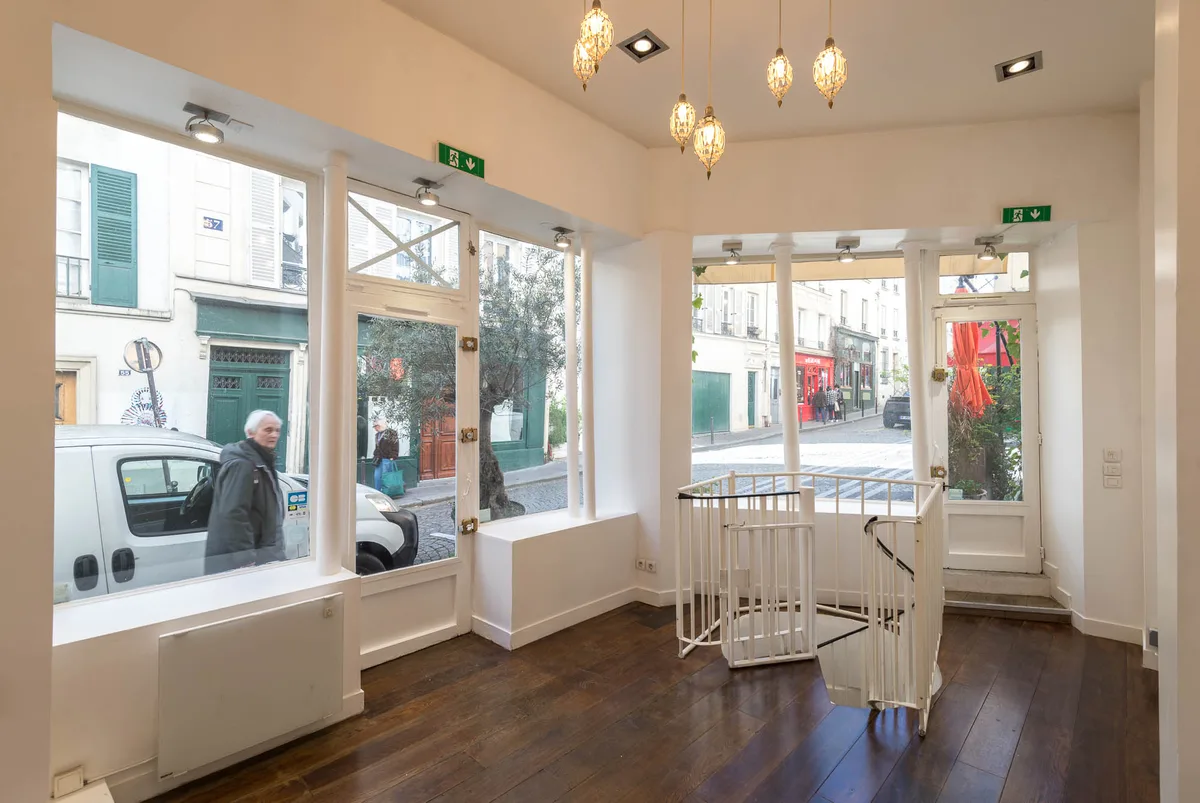 Pop-Up Store in High Traffic Montmartre Location — 2