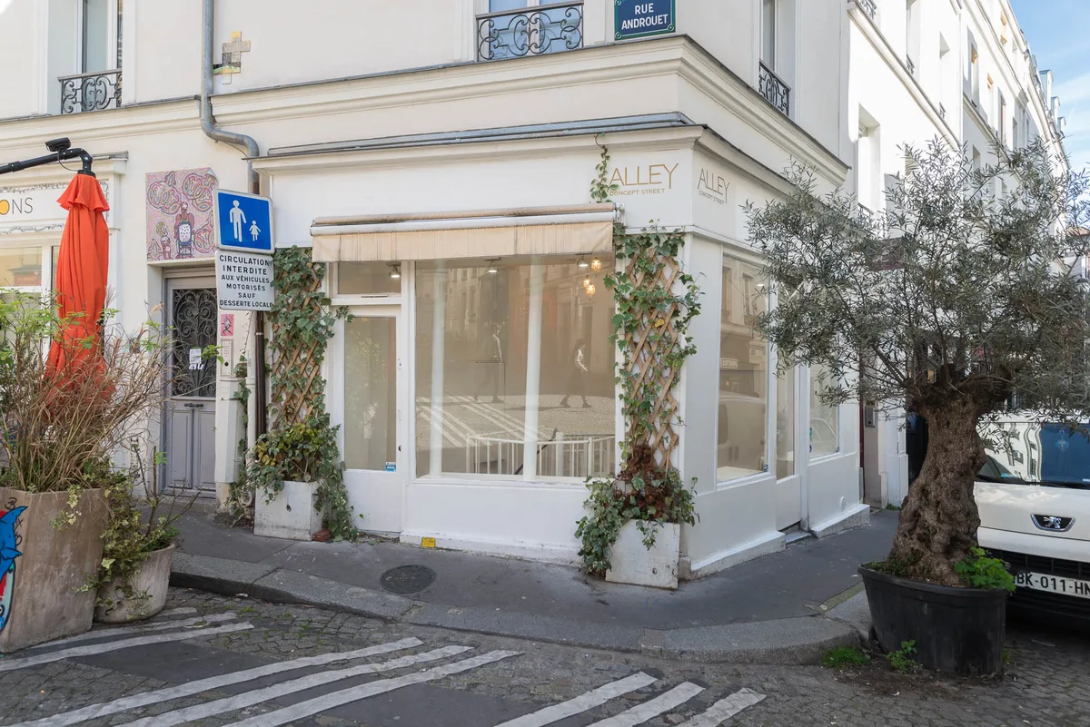 Pop-Up Store in High Traffic Montmartre Location — 4