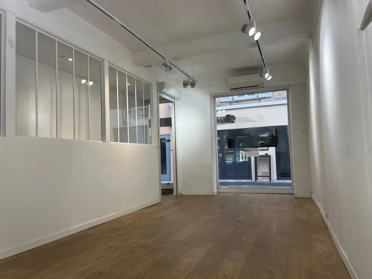 Prime Commercial Space in Downtown Saint-Tropez, 45 sqm, retail activation, pop-up rental, interior view