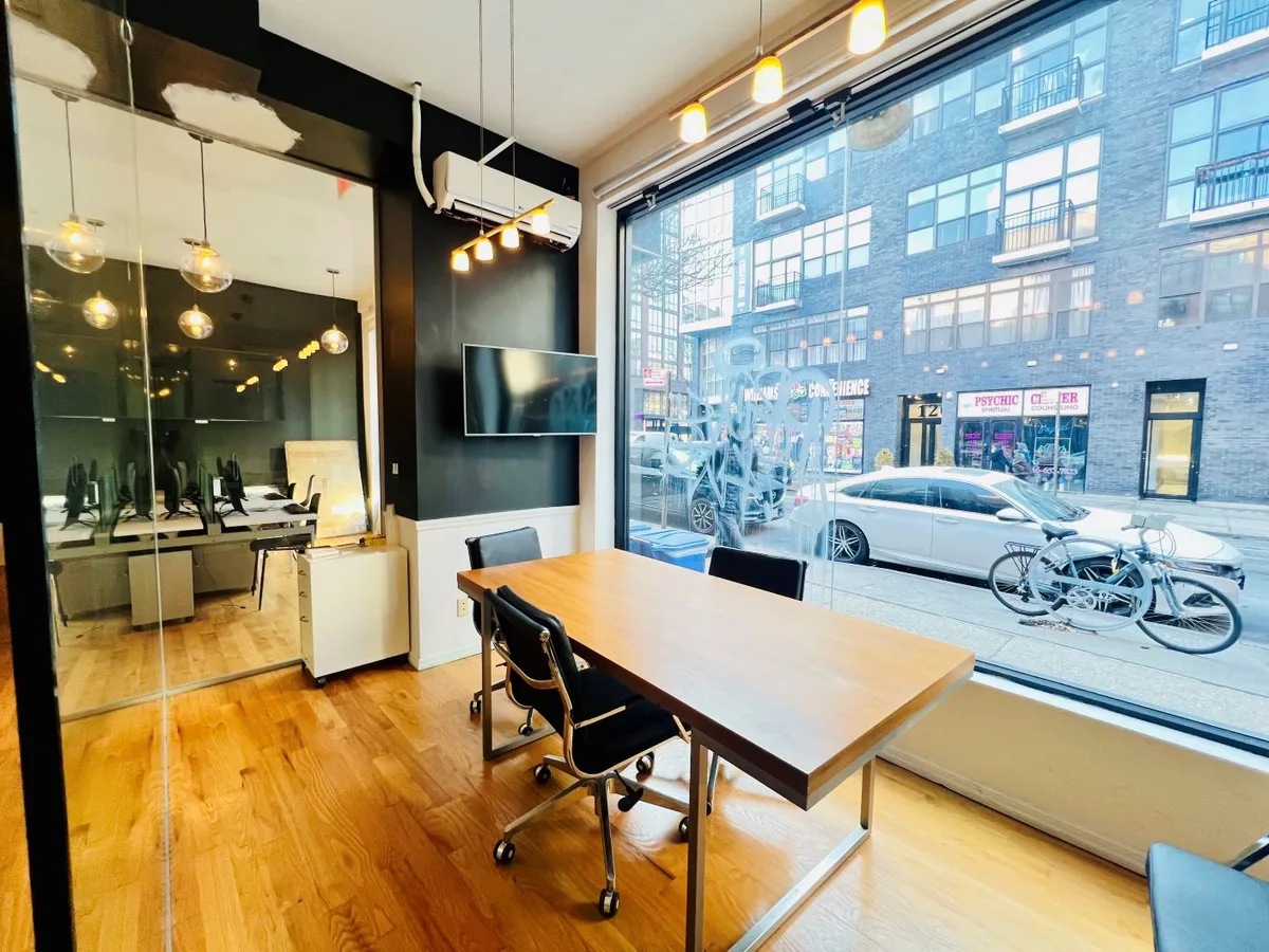 Prime Corner Retail Space on Bedford Avenue, 144 sqm, pop up store in Brooklyn