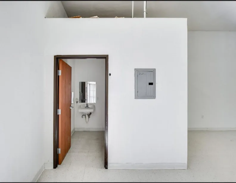 Prime Los Angeles Storefront on Florence Avenue, 139 sqm, pop up store, second interior view