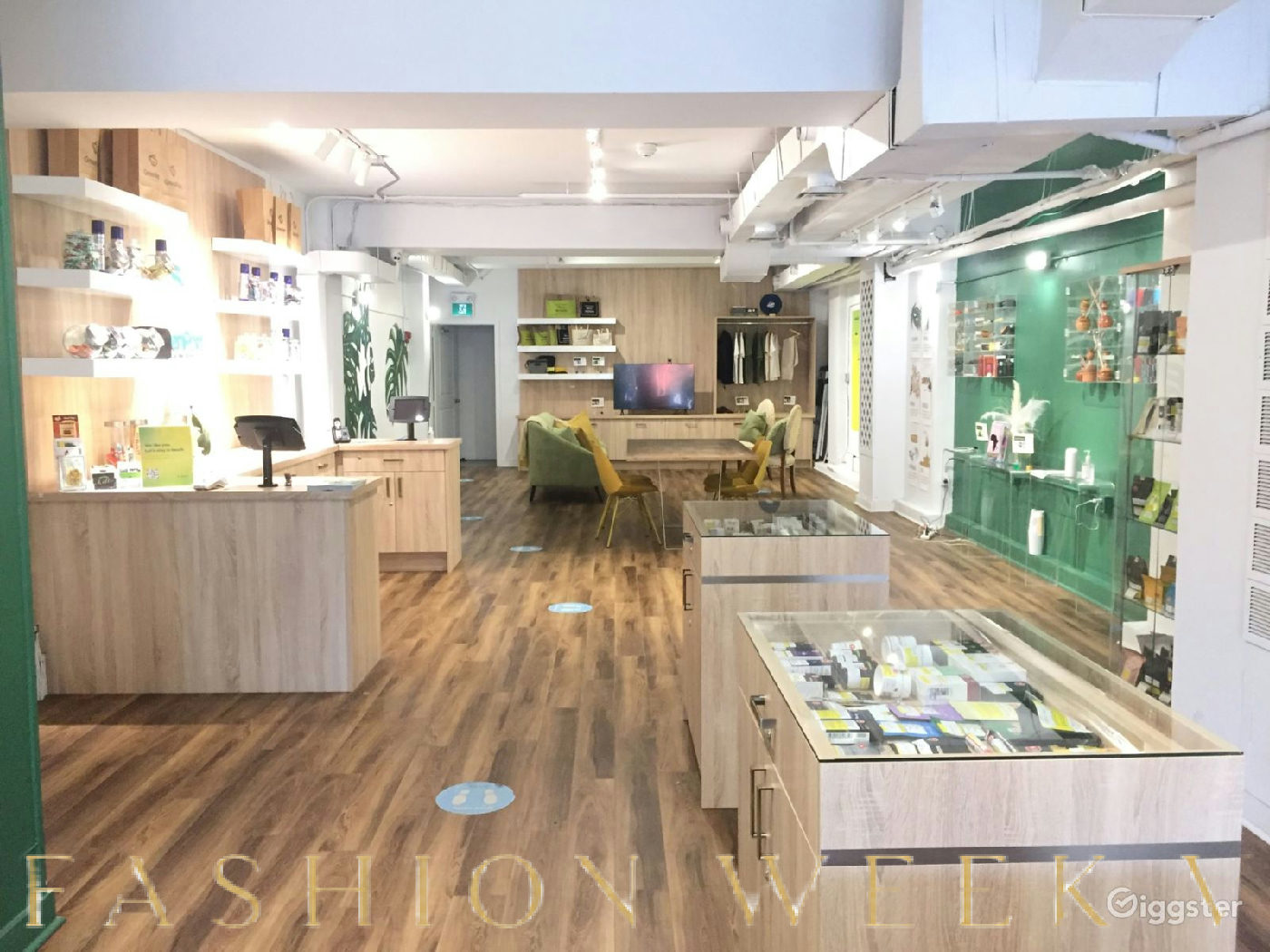 Prime Retail Space at Bathurst and College, 74 sqm, pop up store in Toronto, interior view