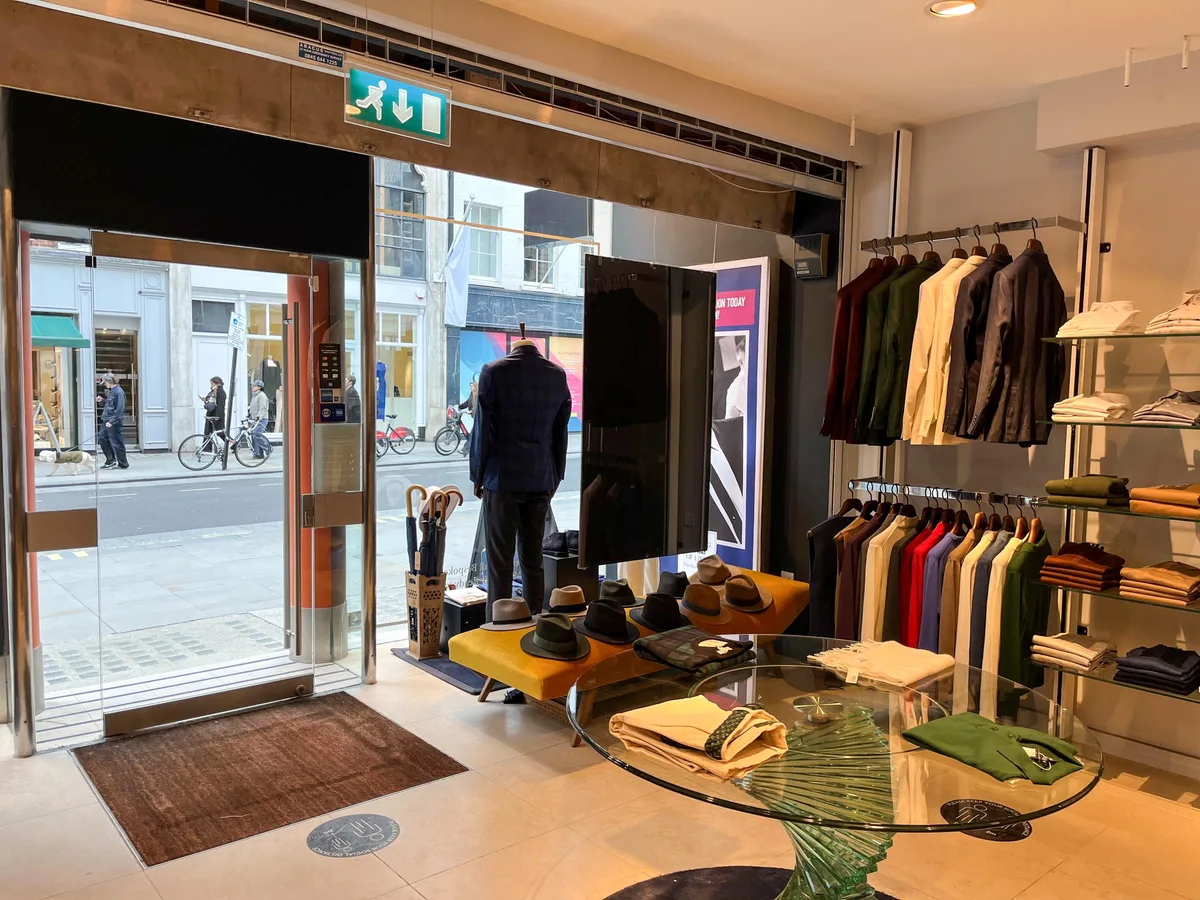 Prime Retail Space Available on New Bond Street, Mayfair, 195 sqm, pop up store in Greater London, additional interior view