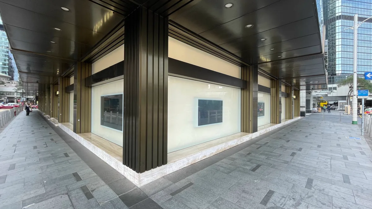 Prime Retail Space in Central - 2,341 sq ft, 218 sqm, art exhibition, pop-up rental in Hong Kong, interior view