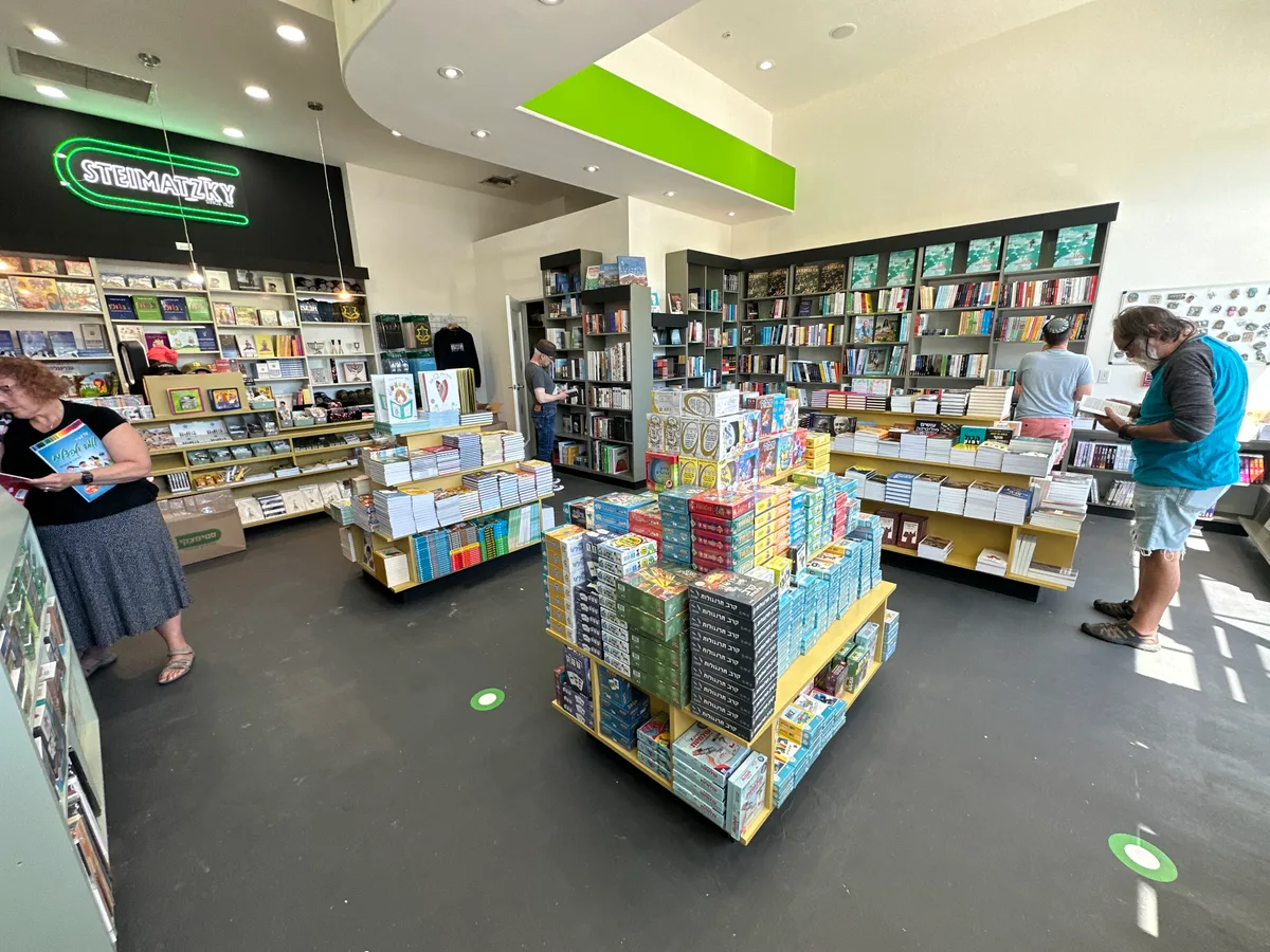 Prime Retail Space on West Olympic Boulevard, 84 sqm, pop up store in Beverly Hills, interior view