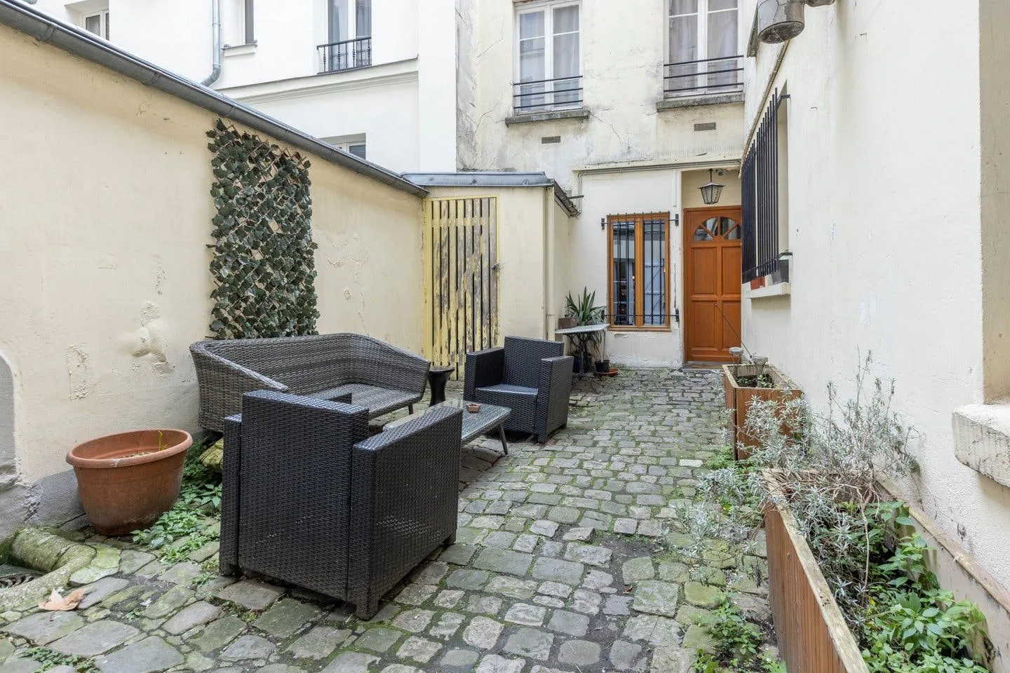 Private 6-Workstation Office at 24 Rue des Epinettes, Paris — 3