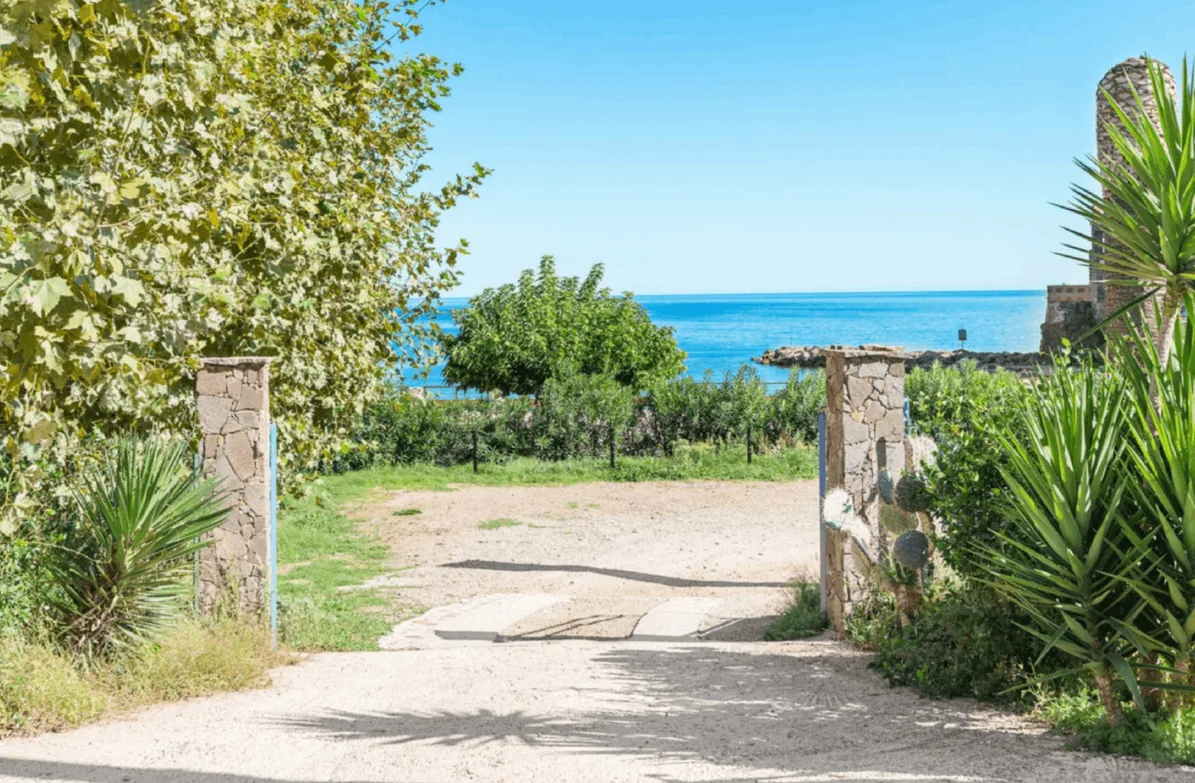 Private Beach Event Space with Ample Parking, 1000 sqm, private event, pop-up rental in Théoule-sur-Mer