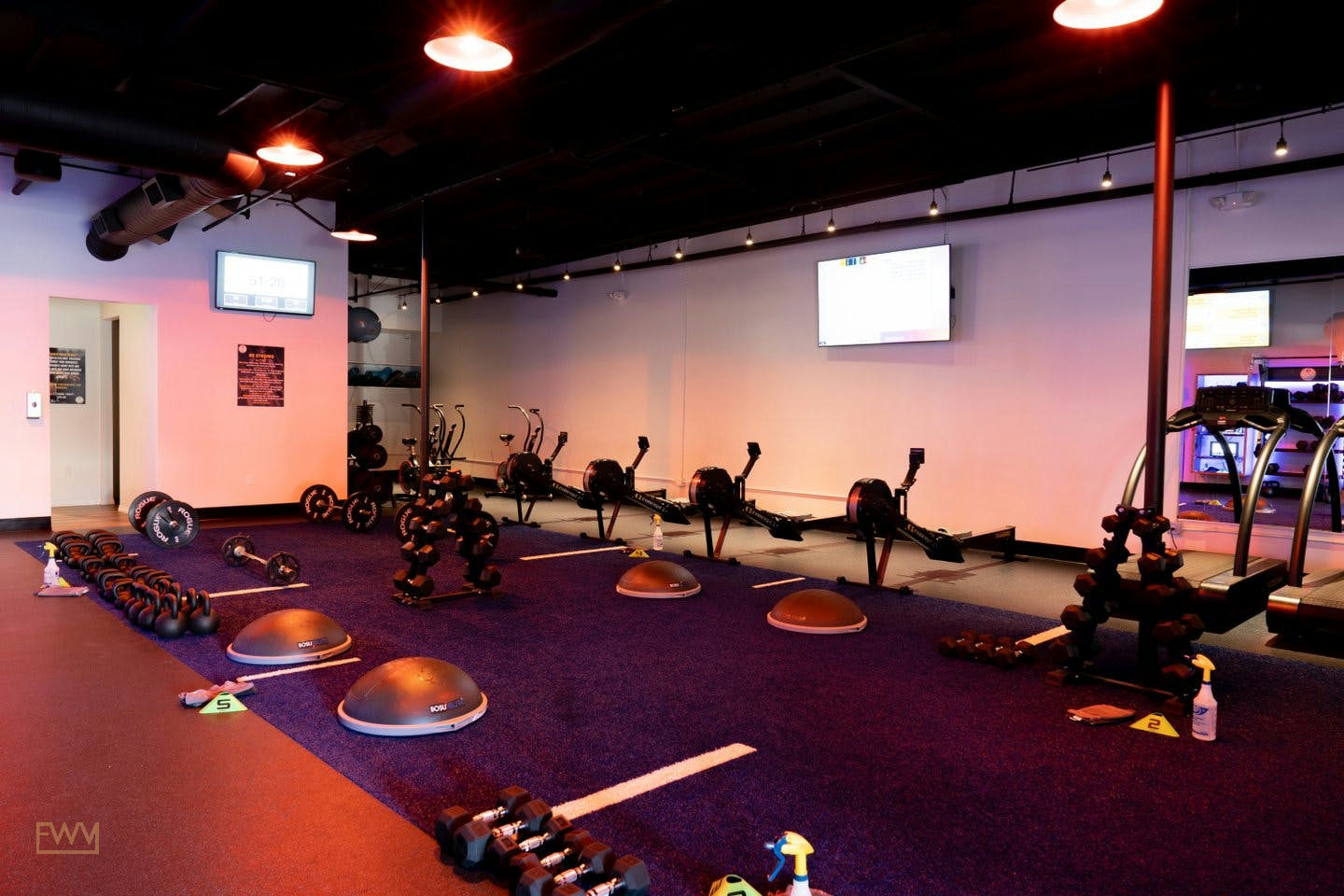 Private Gym in Woodland Hills for Filming and Photoshoots, 232 sqm, content creation, pop-up rental in Los Angeles