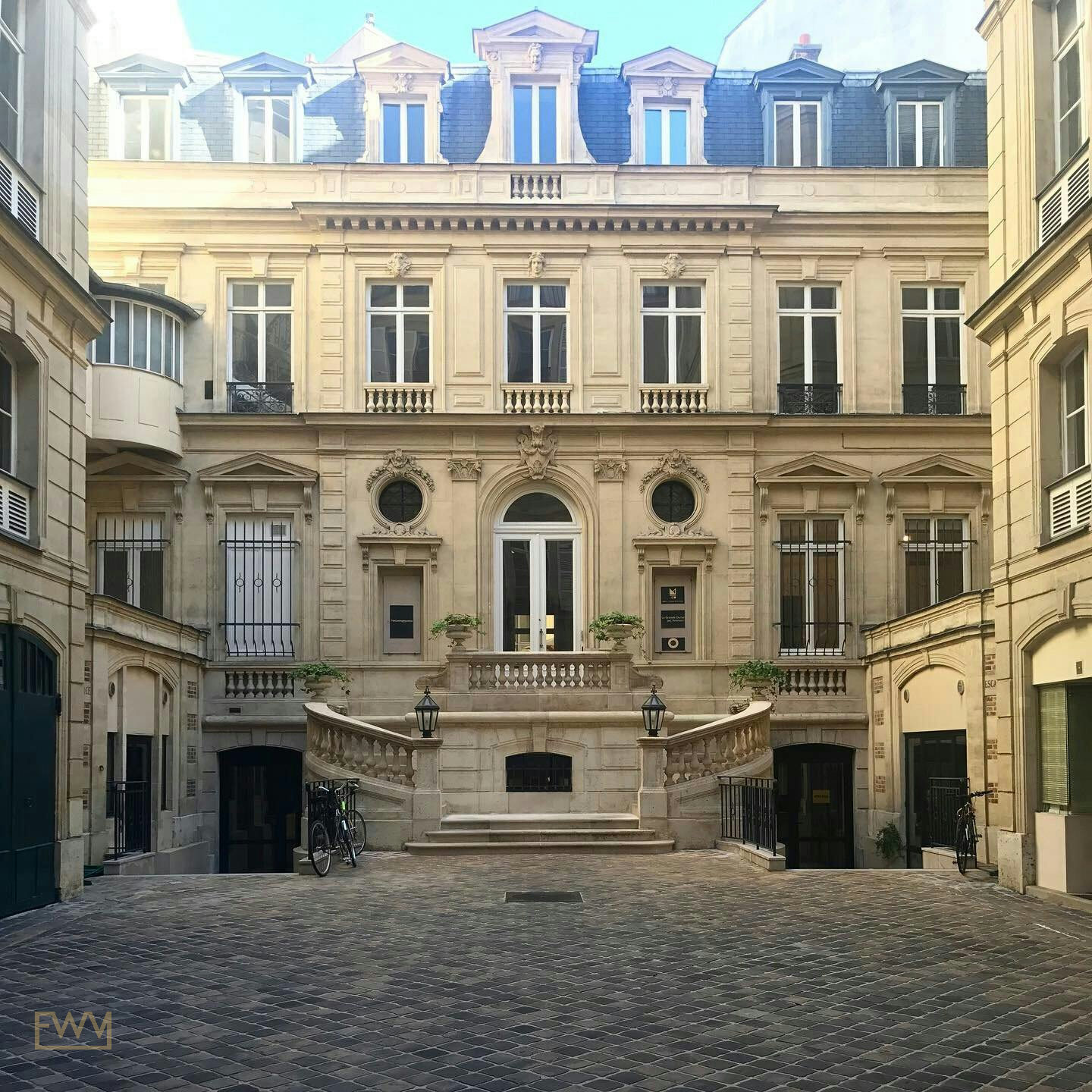 Private Mansion near Saint-Lazare, 800 sqm, pop up store in Paris