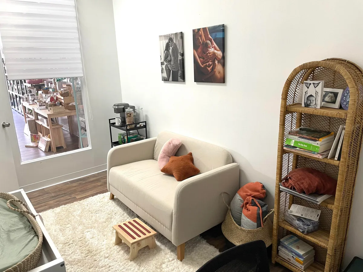 Private Office Space in Maternity and Baby Boutique, 28 sqm, private event, pop-up rental in New Windsor, second interior vi…