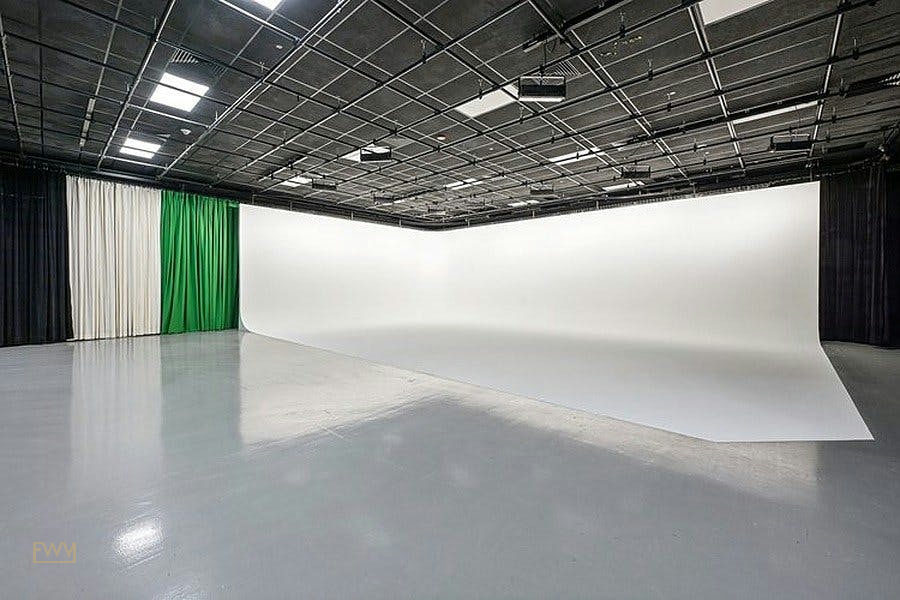 Production Studio with 10,000 Square Feet in Brooklyn, 929 sqm, photo shoot, pop-up rental