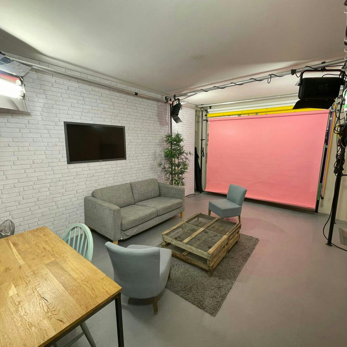 Professional 20 sqm Photo and Video Studio in Paris, art exhibition, pop-up rental