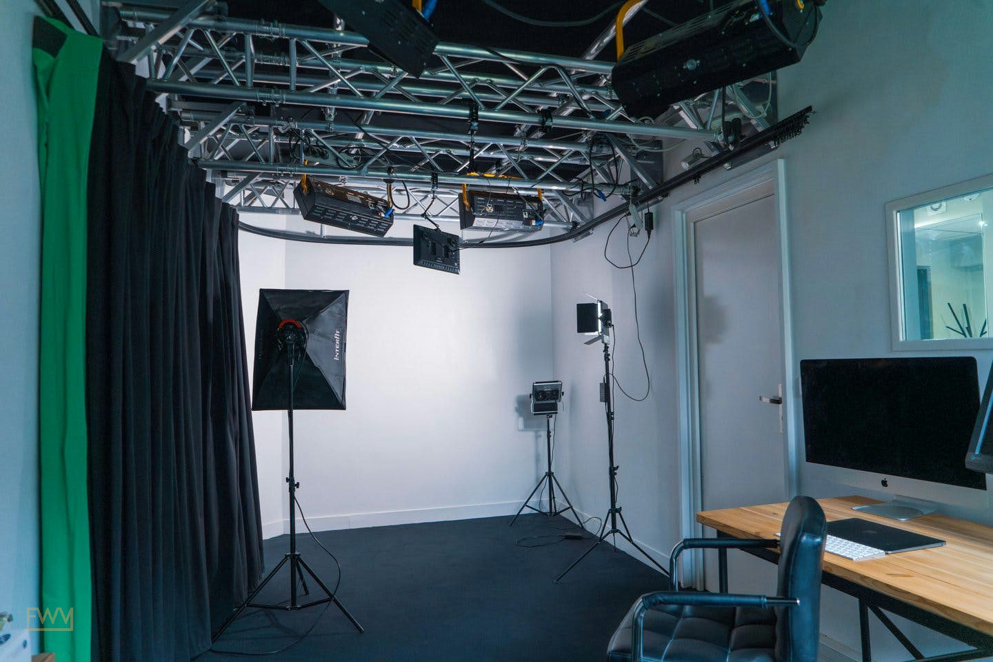 Professional Photo and Film Studio in Paris 16th, 32 sqm, art exhibition, pop-up rental