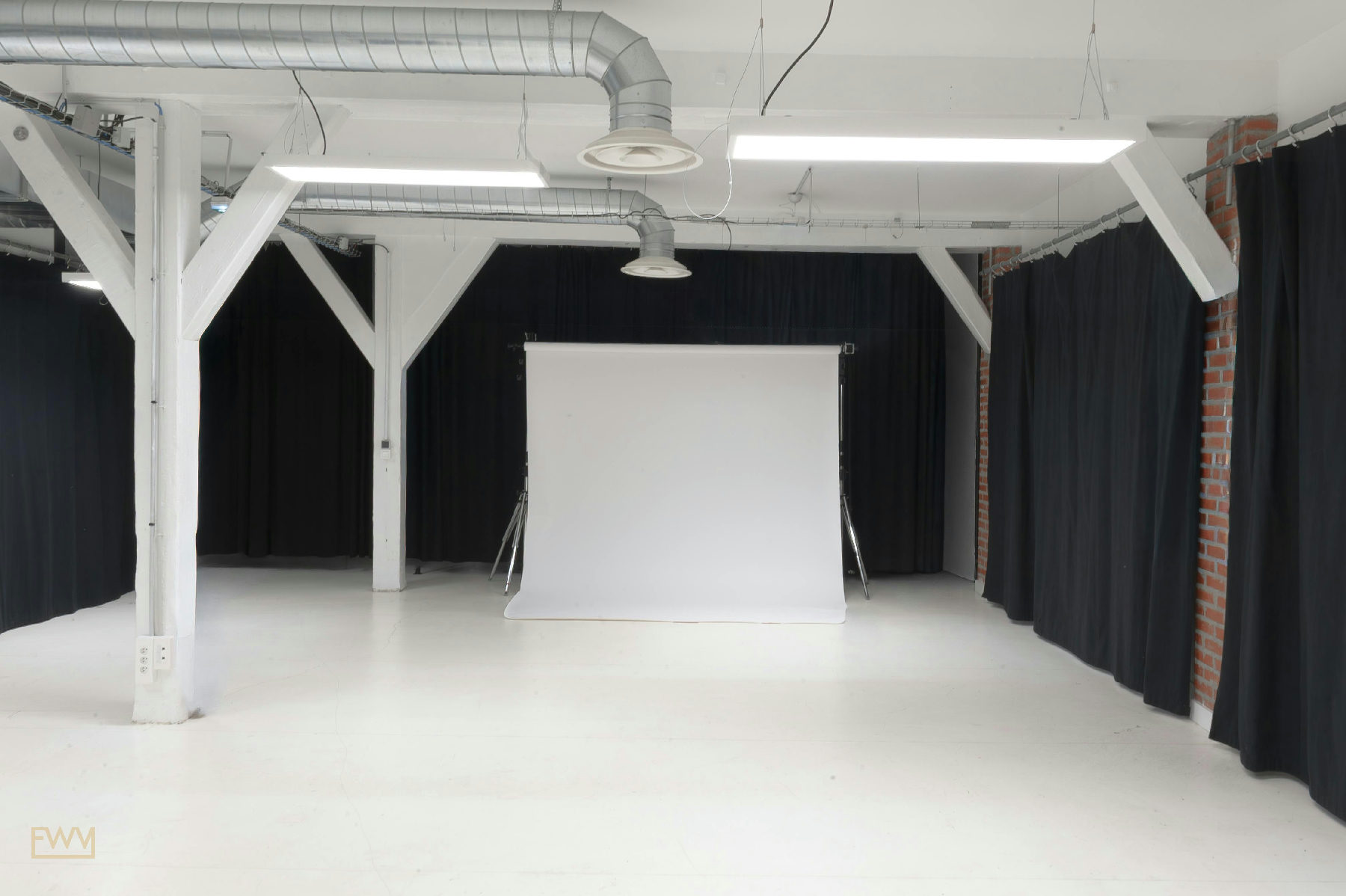 Professional Photo Studio on Rue Servan, Paris 11, 90 sqm, photo shoot, pop-up rental