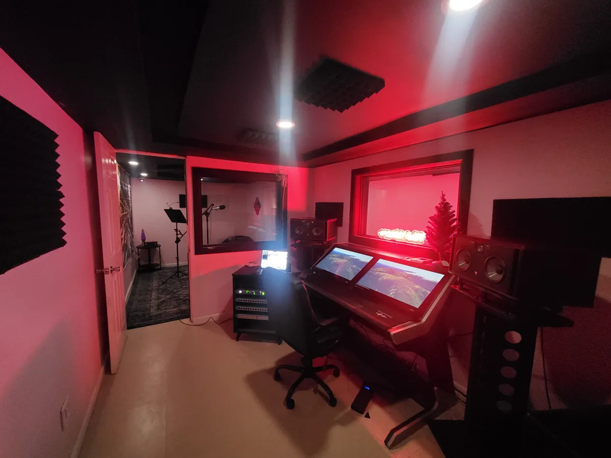 Professional Recording Studio on Metropolitan Avenue, 102 sqm, art exhibition, pop-up rental in Queens