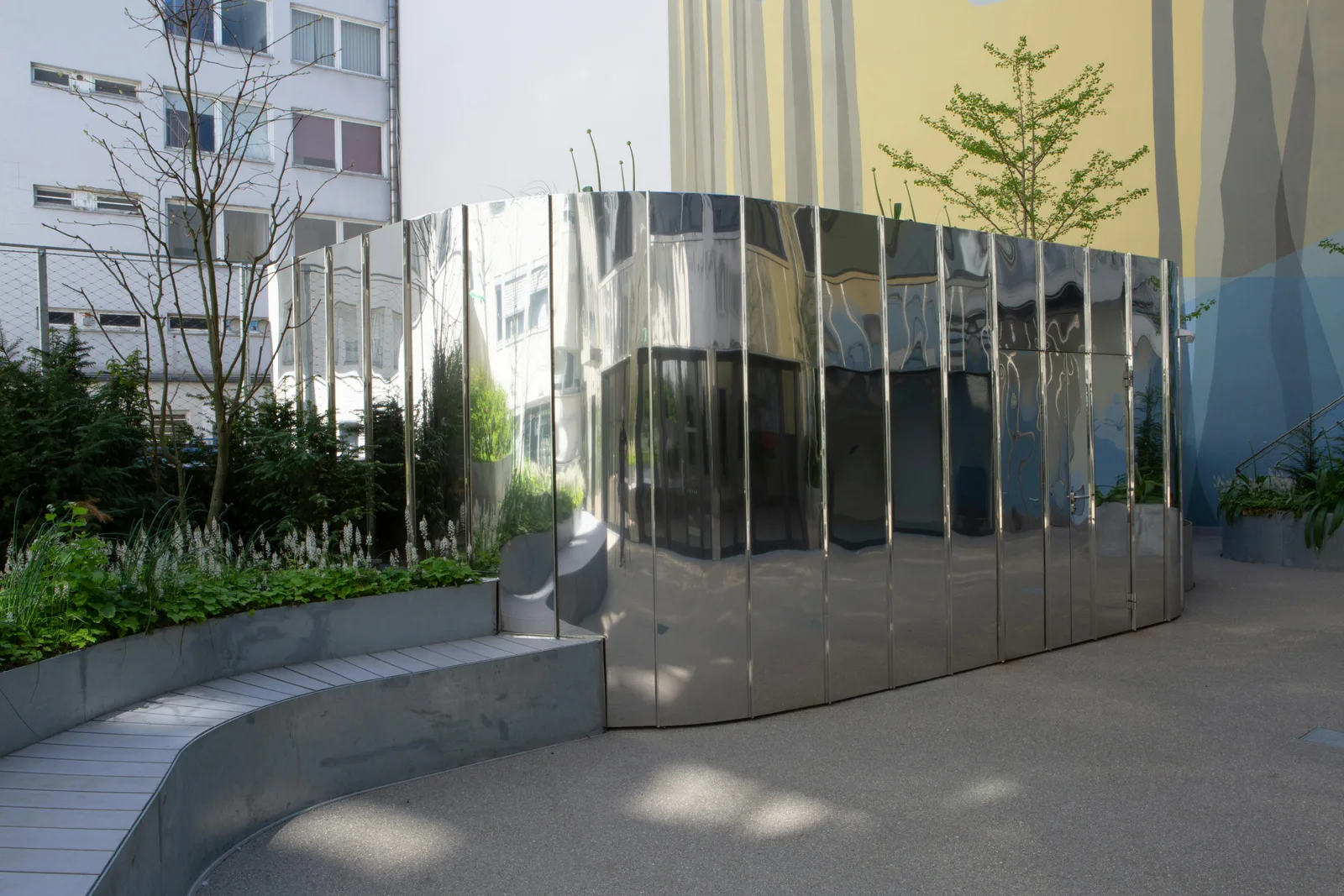 Puristic Art Gallery with Garden at Kurfürstendamm 210 — 2