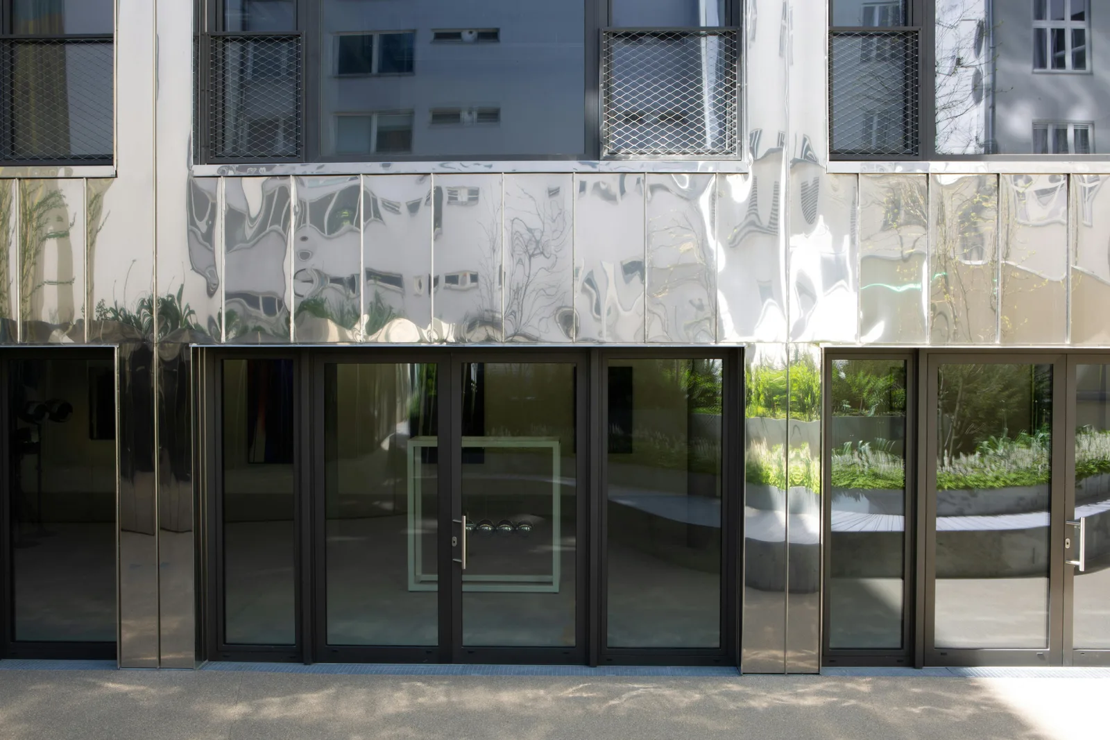 Puristic Art Gallery with Garden at Kurfürstendamm 210 — 3
