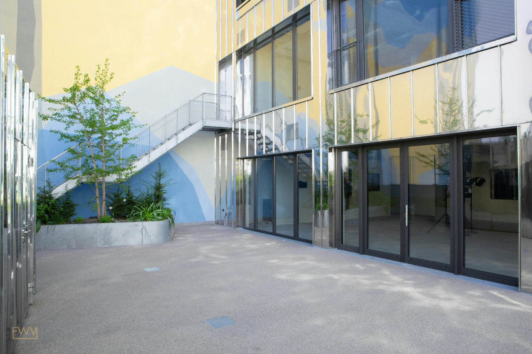 Puristic Art Gallery with Garden at Kurfürstendamm 210 — 4