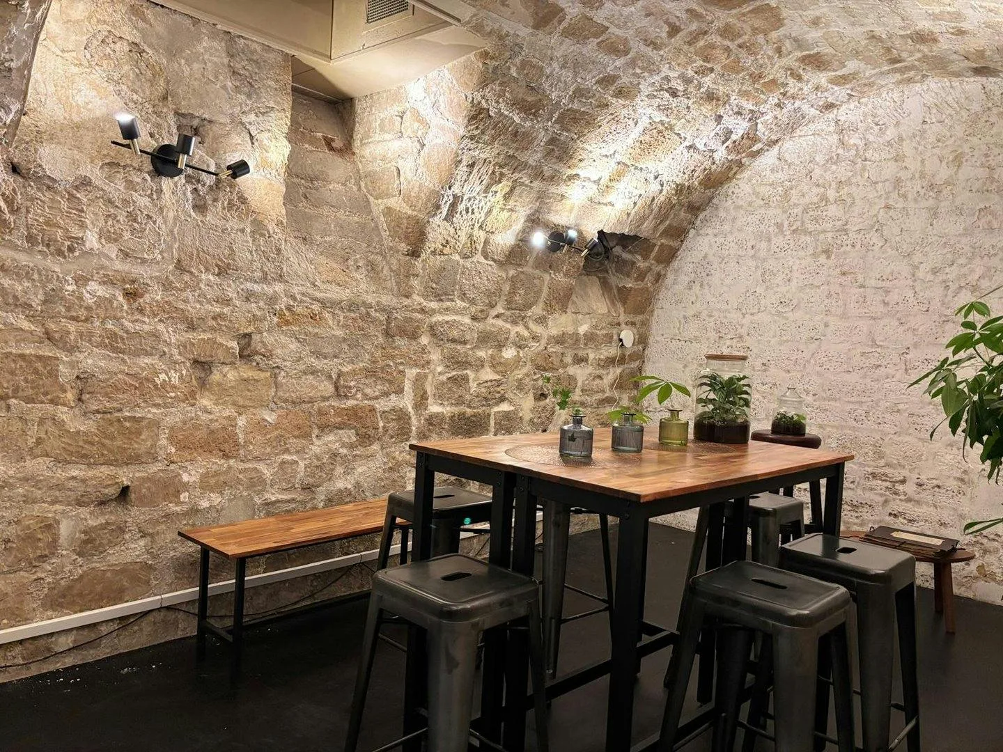 Quaint Parisian Studio Gallery on Rue des Archives — 2