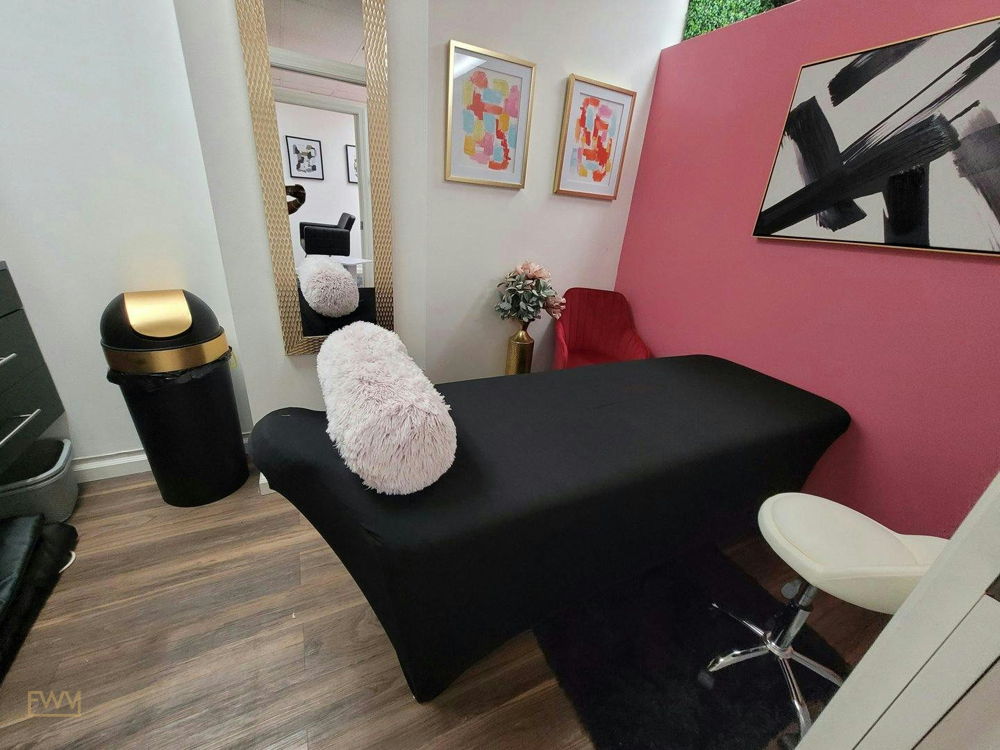 Remodeled Beauty Studio in Downtown Los Angeles, 23 sqm, pop up store