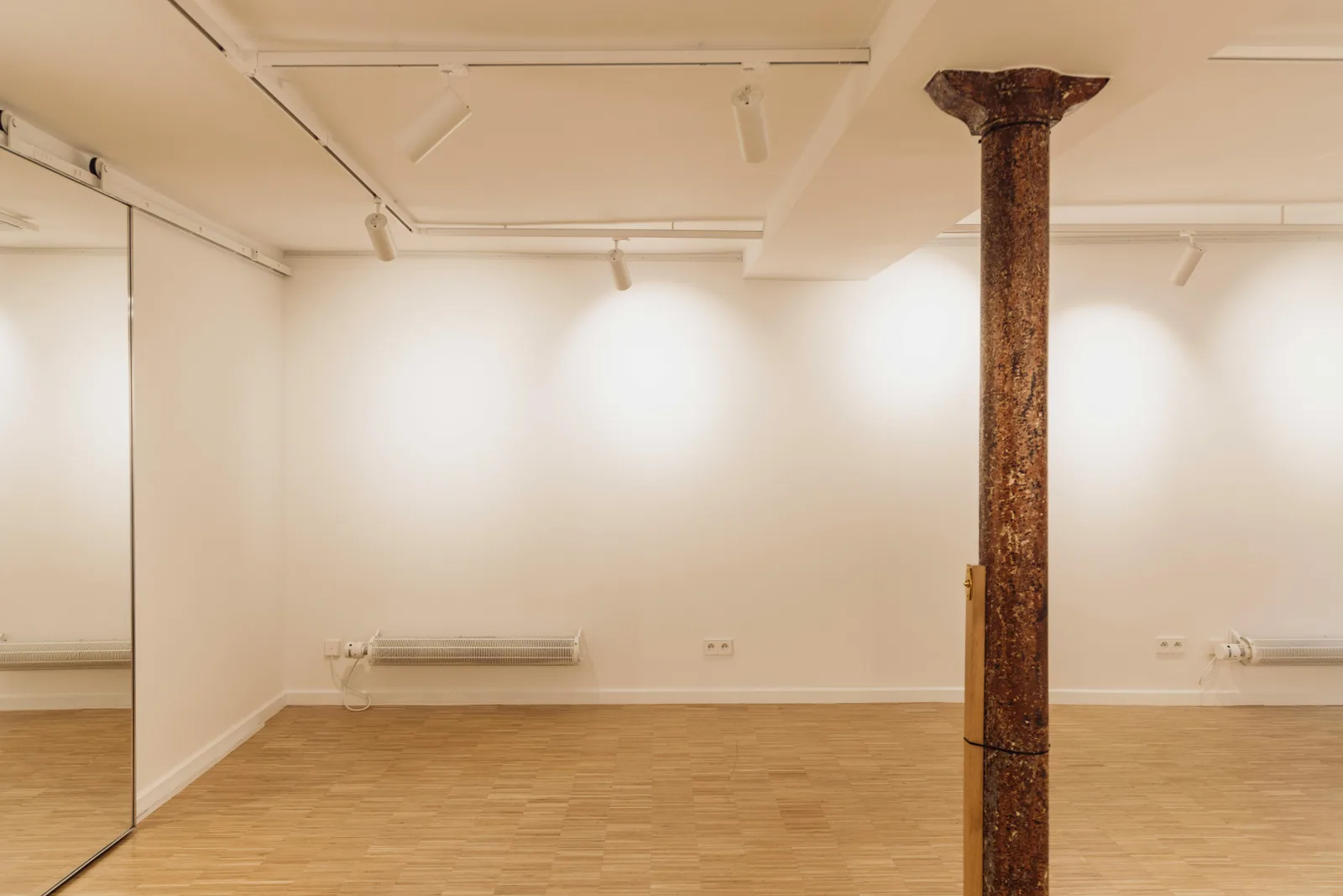 Renovated 40 sqm Showroom on Rue du Forez, Paris Marais — 3