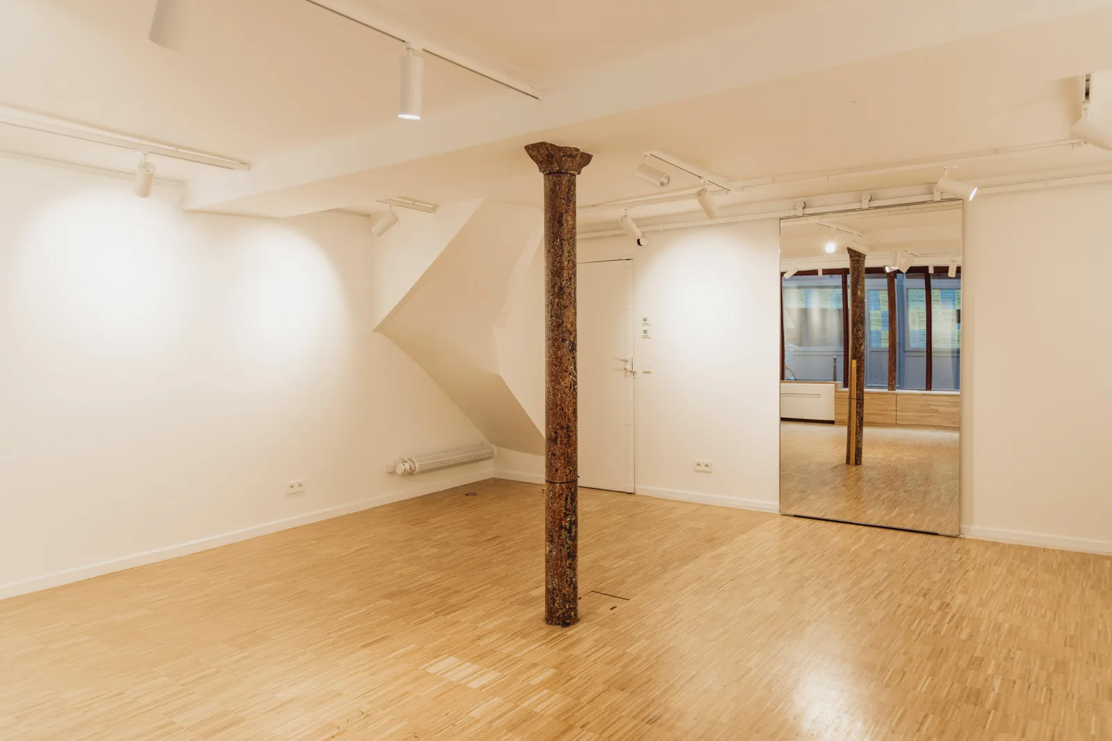 Renovated 40 sqm Showroom on Rue du Forez, Paris Marais — 5