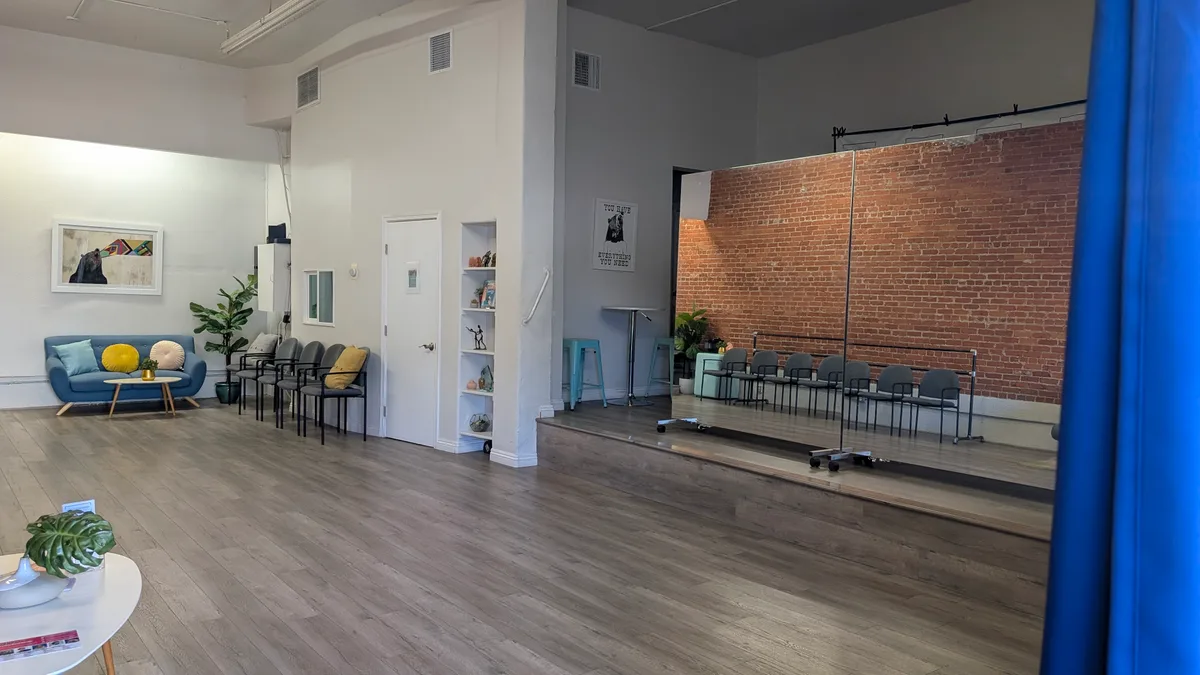 Renovated First Floor Dance Studio on Vermont Avenue, 93 sqm, showroom presentation, pop-up rental in Los Angeles