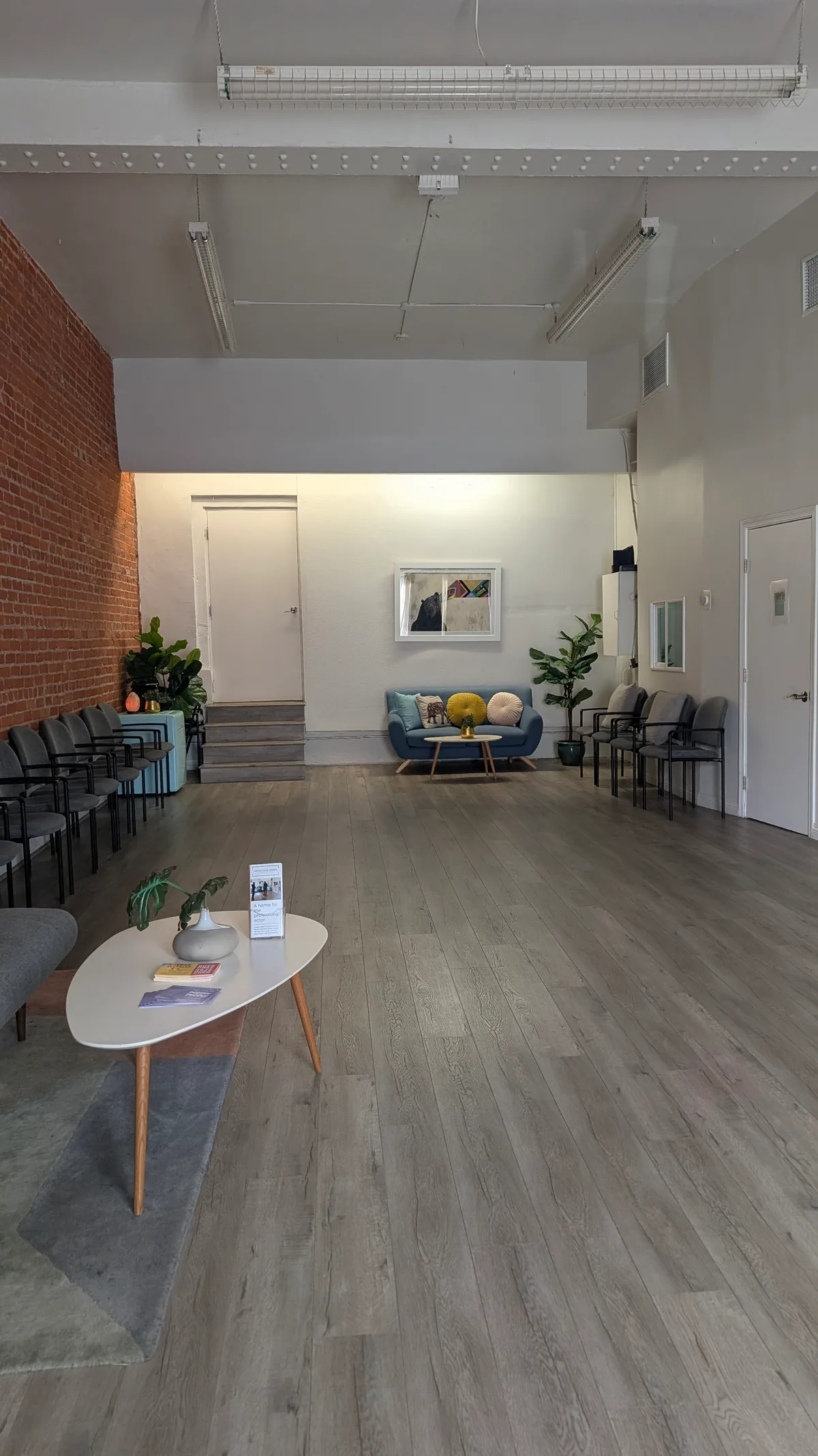 Renovated First Floor Dance Studio on Vermont Avenue, 93 sqm, showroom presentation, pop-up rental in Los Angeles, second in…