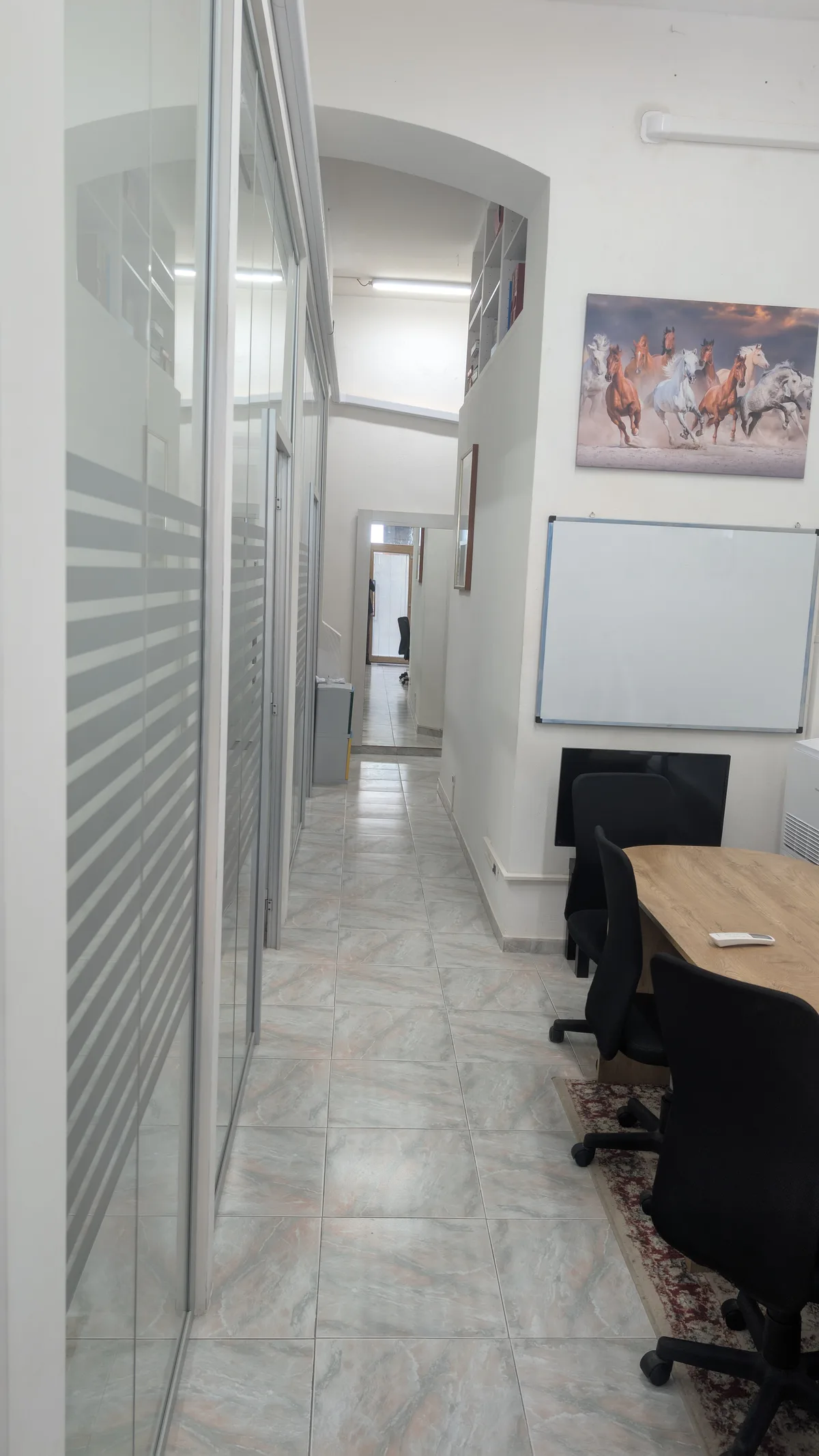 Renovated Office Loft with Private Meeting Room, 25 sqm, corporate event, pop-up rental in Sesto San Giovanni, third interio…