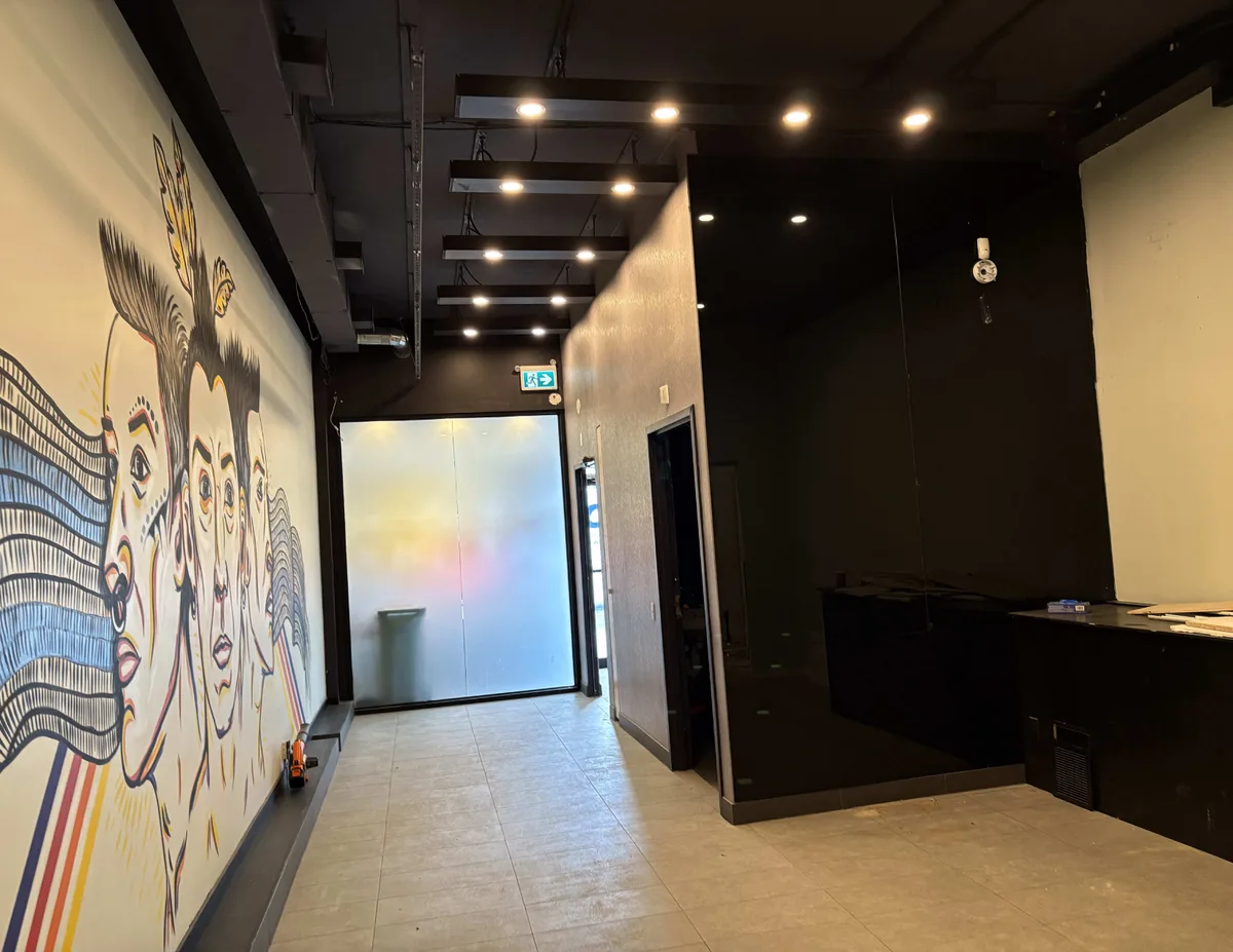 Renovated Retail Space with Vaulted Ceilings, 217 sqm, pop up store in Toronto, second interior view