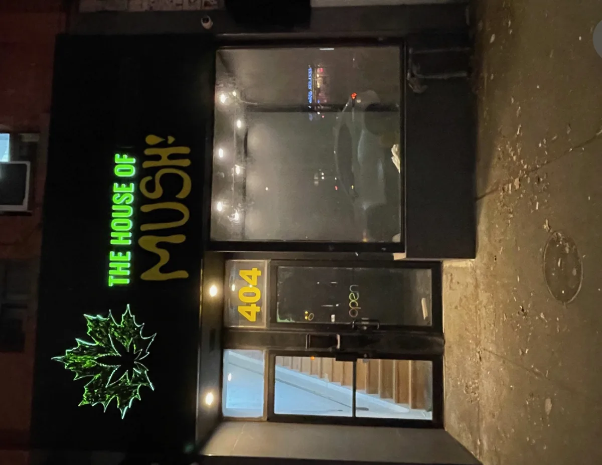 Renovated Retail Space with Vaulted Ceilings, 217 sqm, pop up store in Toronto, third interior view