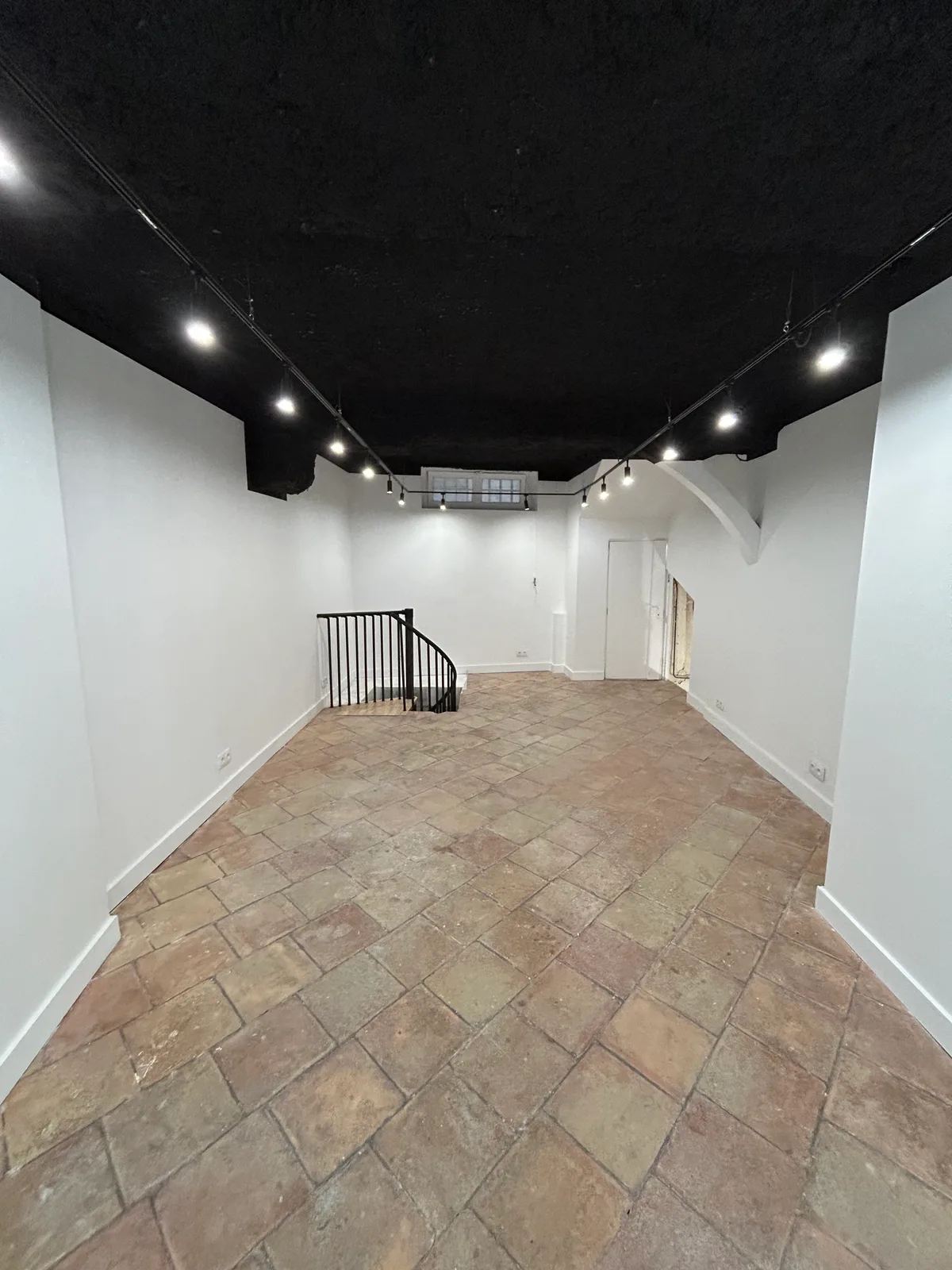 Rénové Pop Up Space Rue du Bourg Tibourg, 63 sqm, pop up store in Paris, interior view