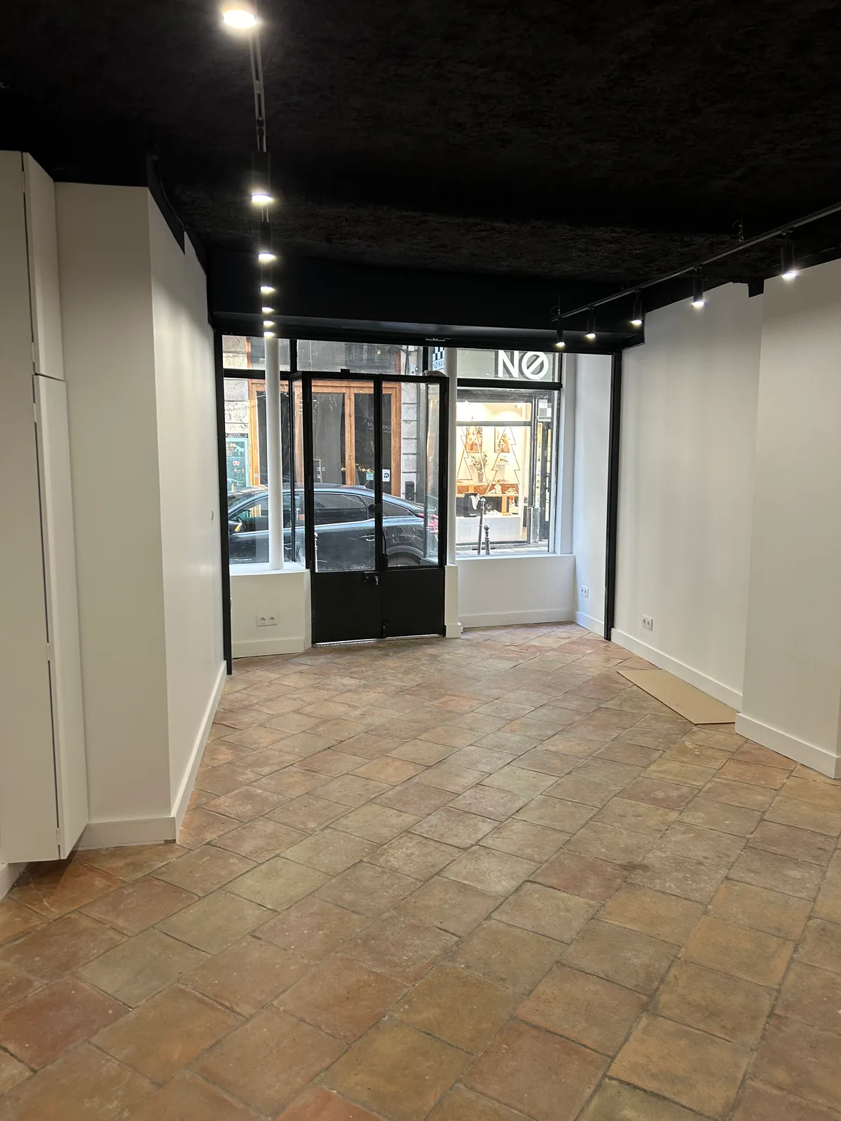 Rénové Pop Up Space Rue du Bourg Tibourg, 63 sqm, pop up store in Paris, second interior view