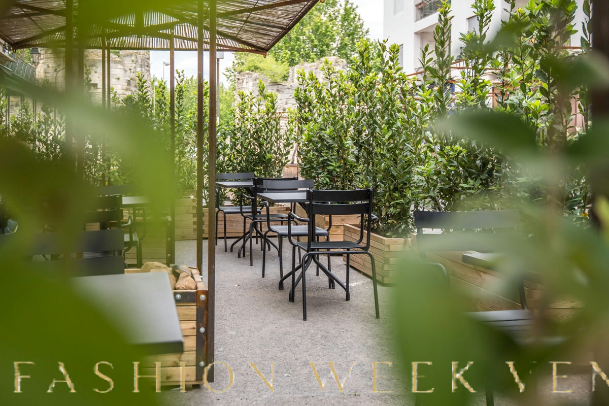Restaurant Space with Spacious Terrace, 200 sqm, cocktail reception, pop-up rental in Arles, interior view