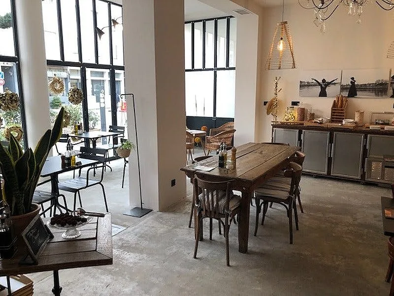 Restaurant Space with Terrace in Arles