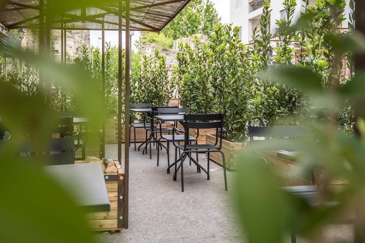 Restaurant Space with Terrace in Arles — 2