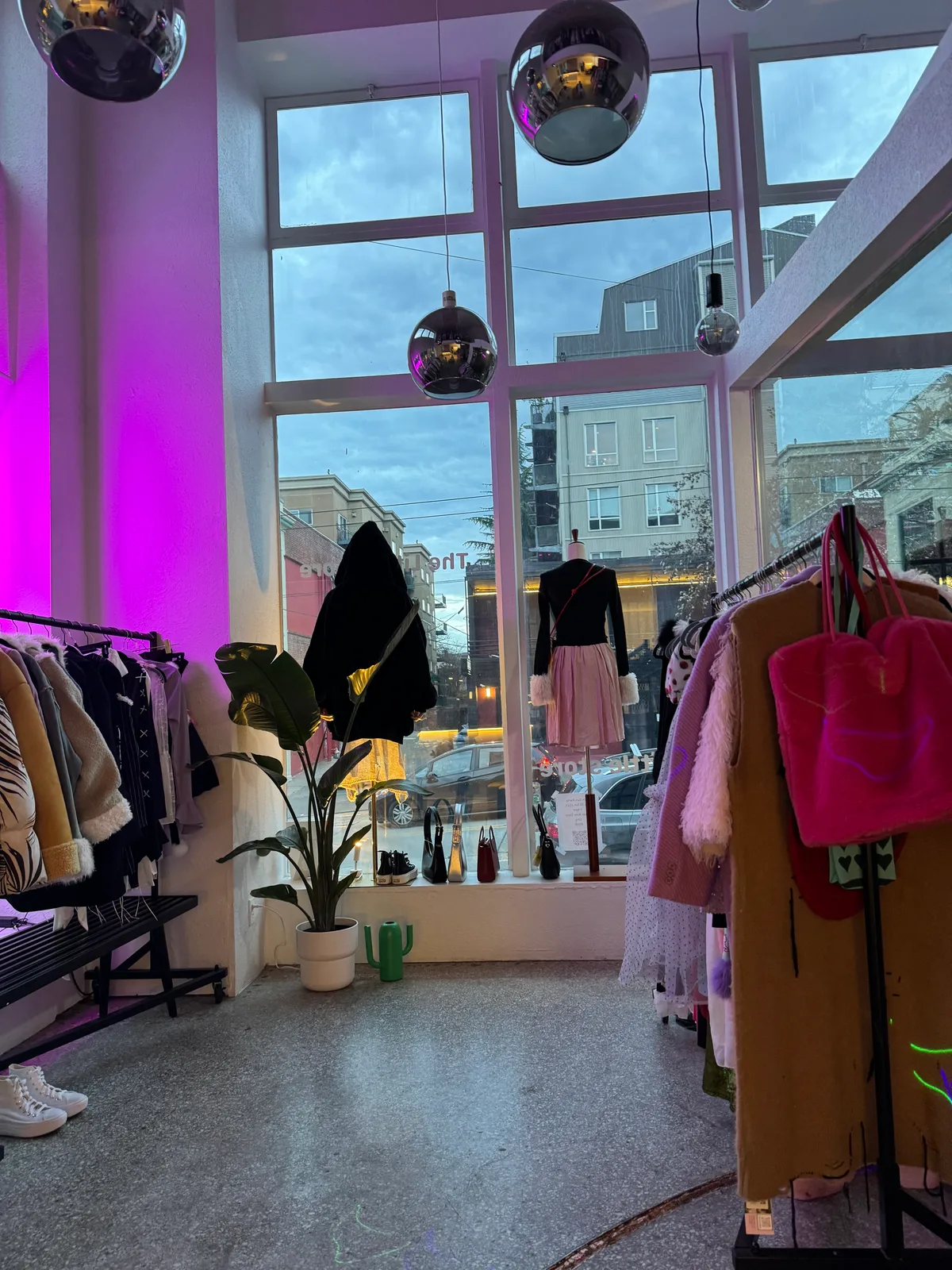 Retail Space Available for Sharing, 37 sqm, pop up store in Seattle, second interior view