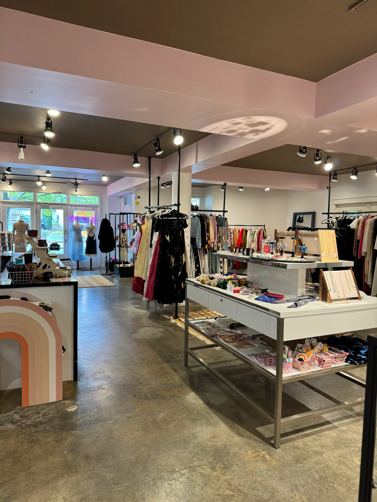 Retail Space Available for Sharing in Upper Queen Anne, 74 sqm, pop up store in Seattle