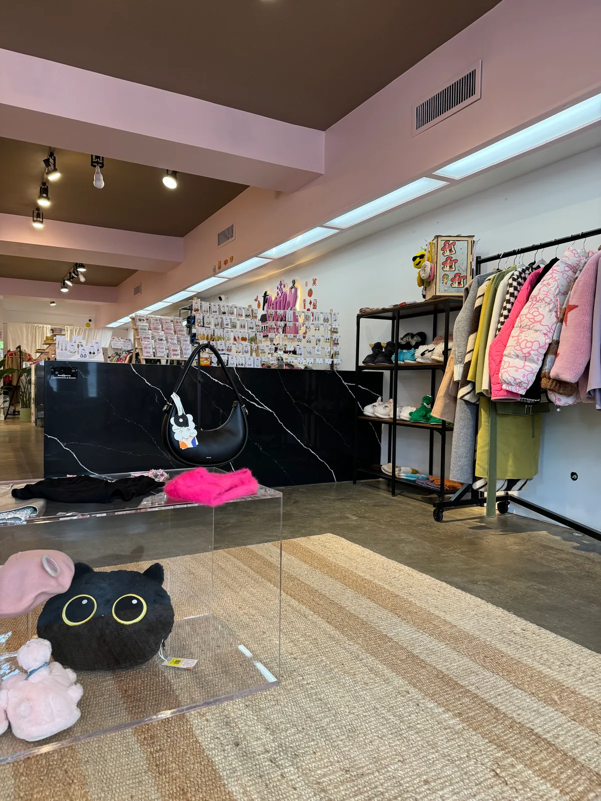 Retail Space Available for Sharing in Upper Queen Anne, 74 sqm, pop up store in Seattle, interior view
