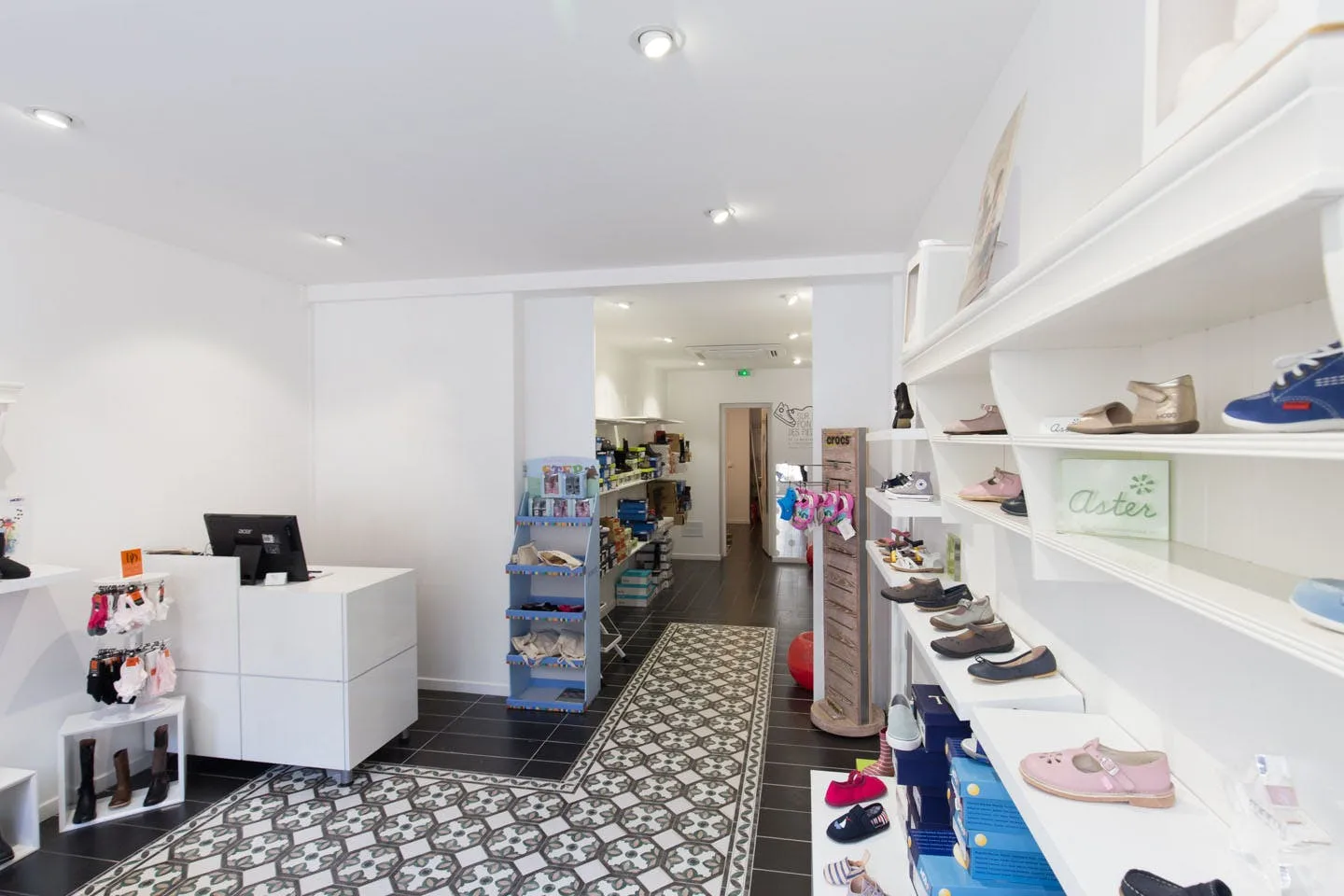 Retail Space Close to Vavin — 2