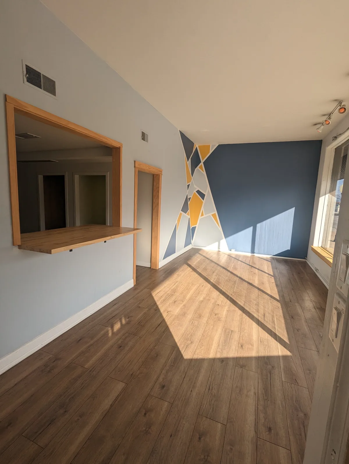 Retail Space for Boutique or Gallery in Central Michigan, 93 sqm, art exhibition, pop-up rental in Michigan City