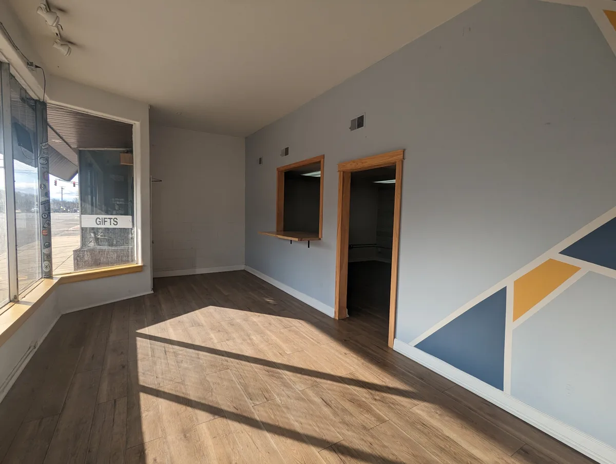 Retail Space for Boutique or Gallery in Central Michigan, 93 sqm, art exhibition, pop-up rental in Michigan City, interior v…