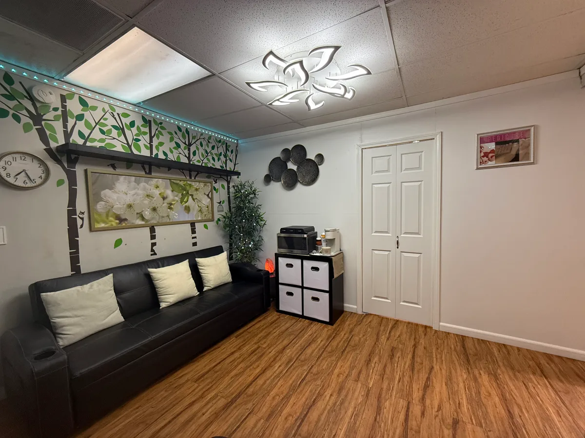 Retail Space for Lease on Melrose Avenue, 93 sqm, retail activation, pop-up rental in Los Angeles, second interior view