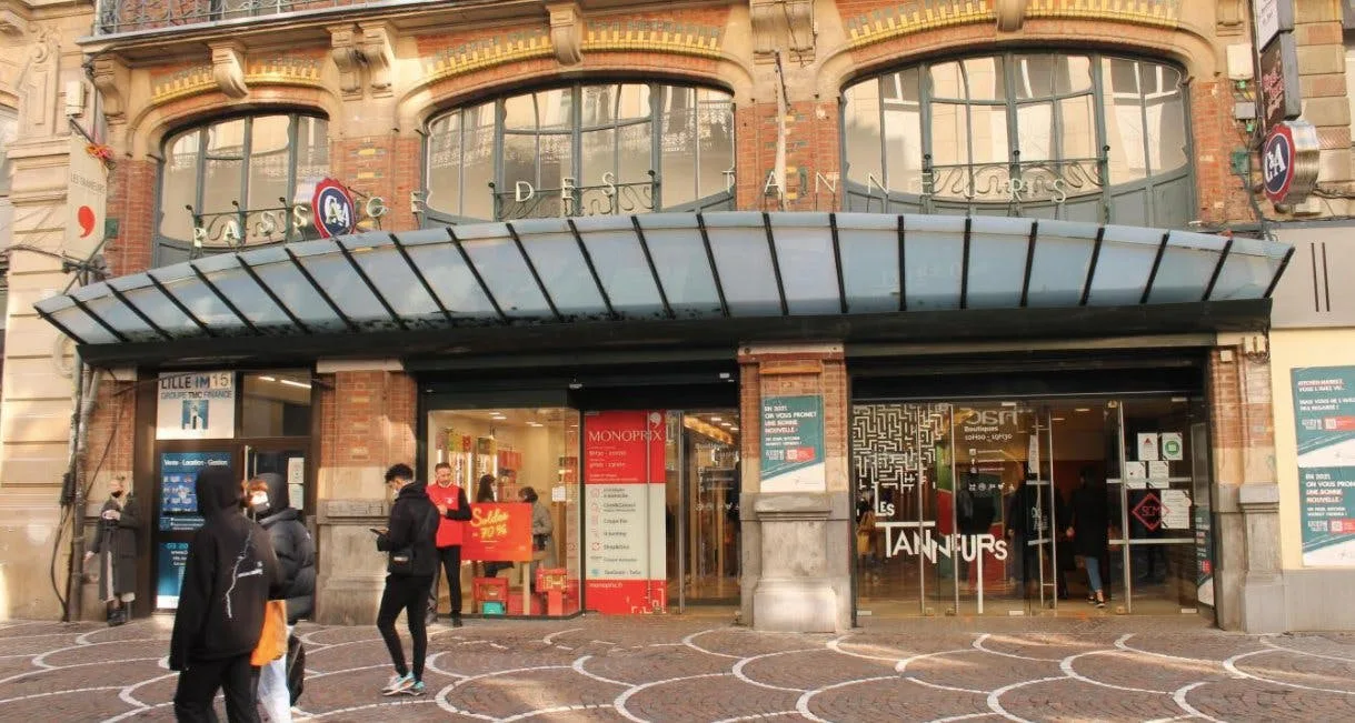 Retail Space in Les Tanneurs Shopping Center, Lille
