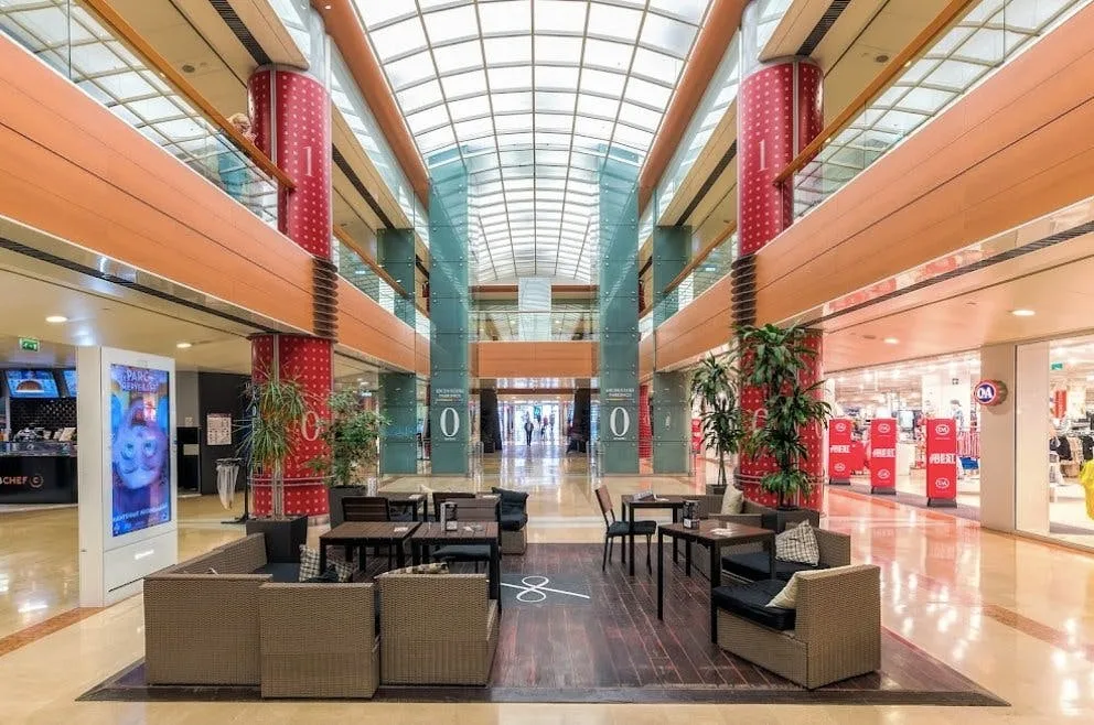 Retail Space in Les Tanneurs Shopping Center, Lille — 3