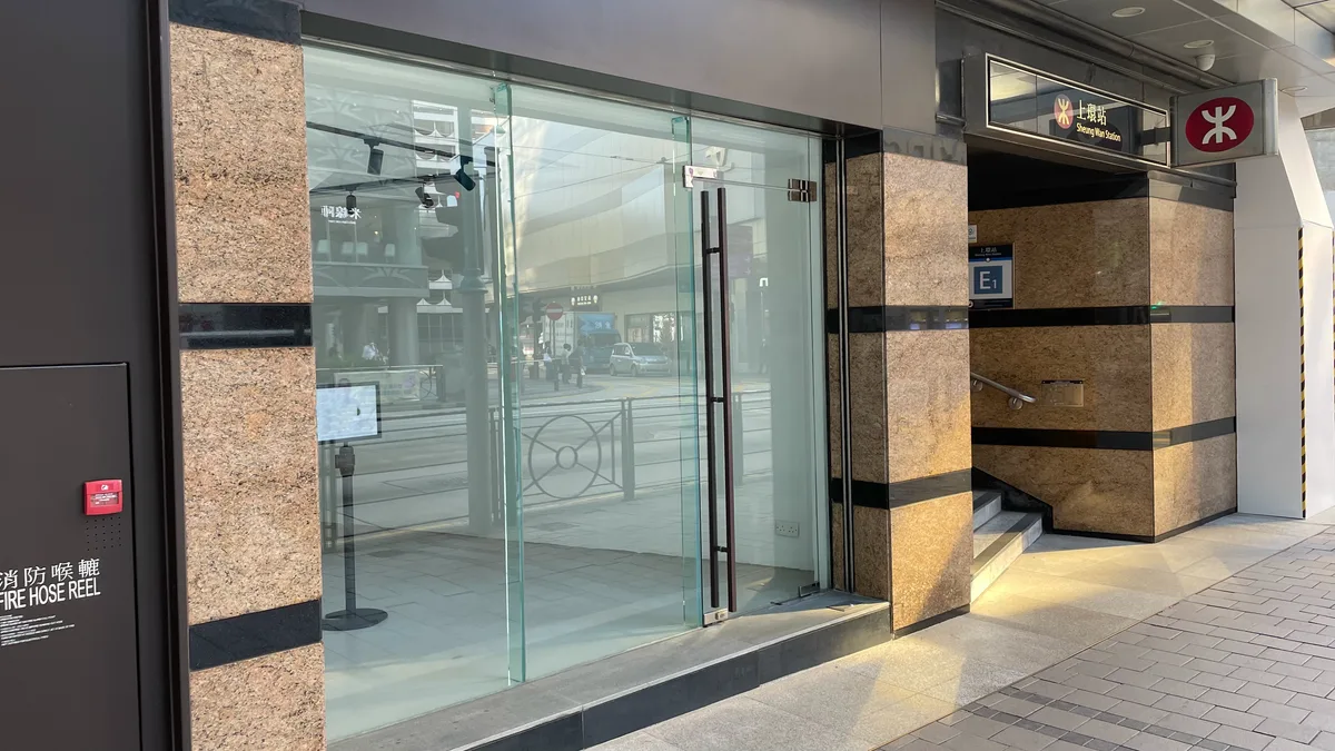 Retail Space in Sheung Wan – Ideal for Takeaway or Coffee, 26 sqm, retail activation, pop-up rental in Hong Kong, interior v…