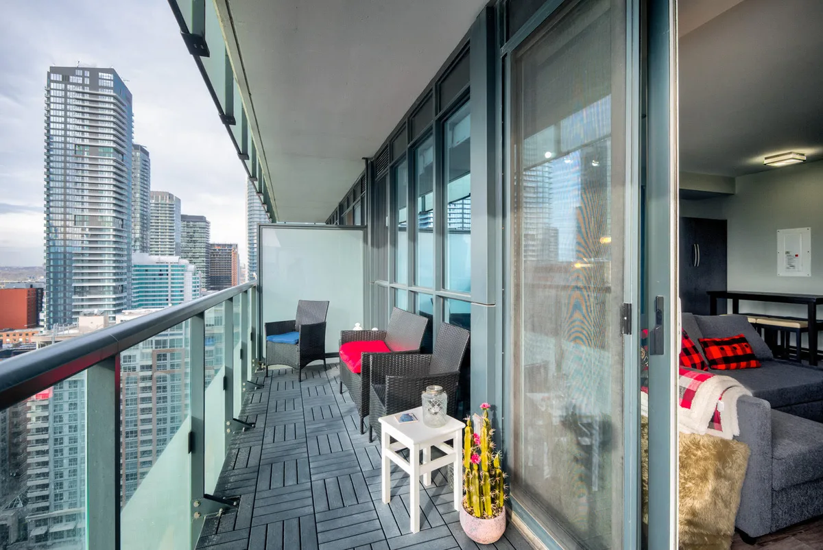 Retail Space with CN Tower View and Rooftop Pool, 65 sqm, art exhibition, pop-up rental in Toronto