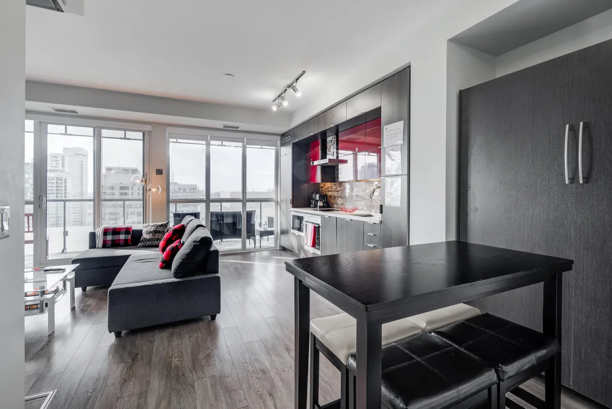 Retail Space with CN Tower View and Rooftop Pool, 65 sqm, art exhibition, pop-up rental in Toronto, second interior view